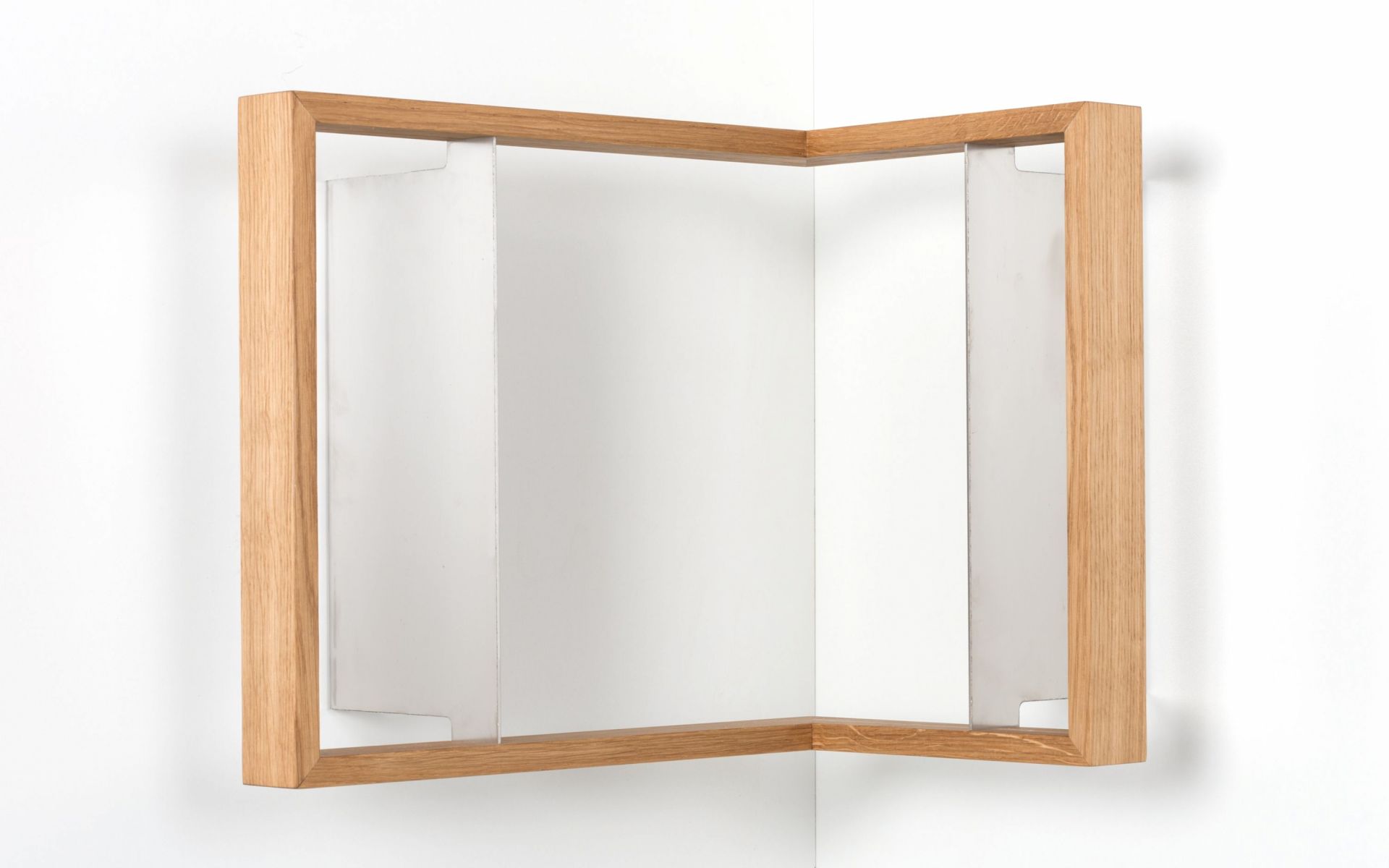 Eckregal "b-eck3 Eiche" mit hellem Holzrahmen und weißen Regalböden an einer weißen Wand.