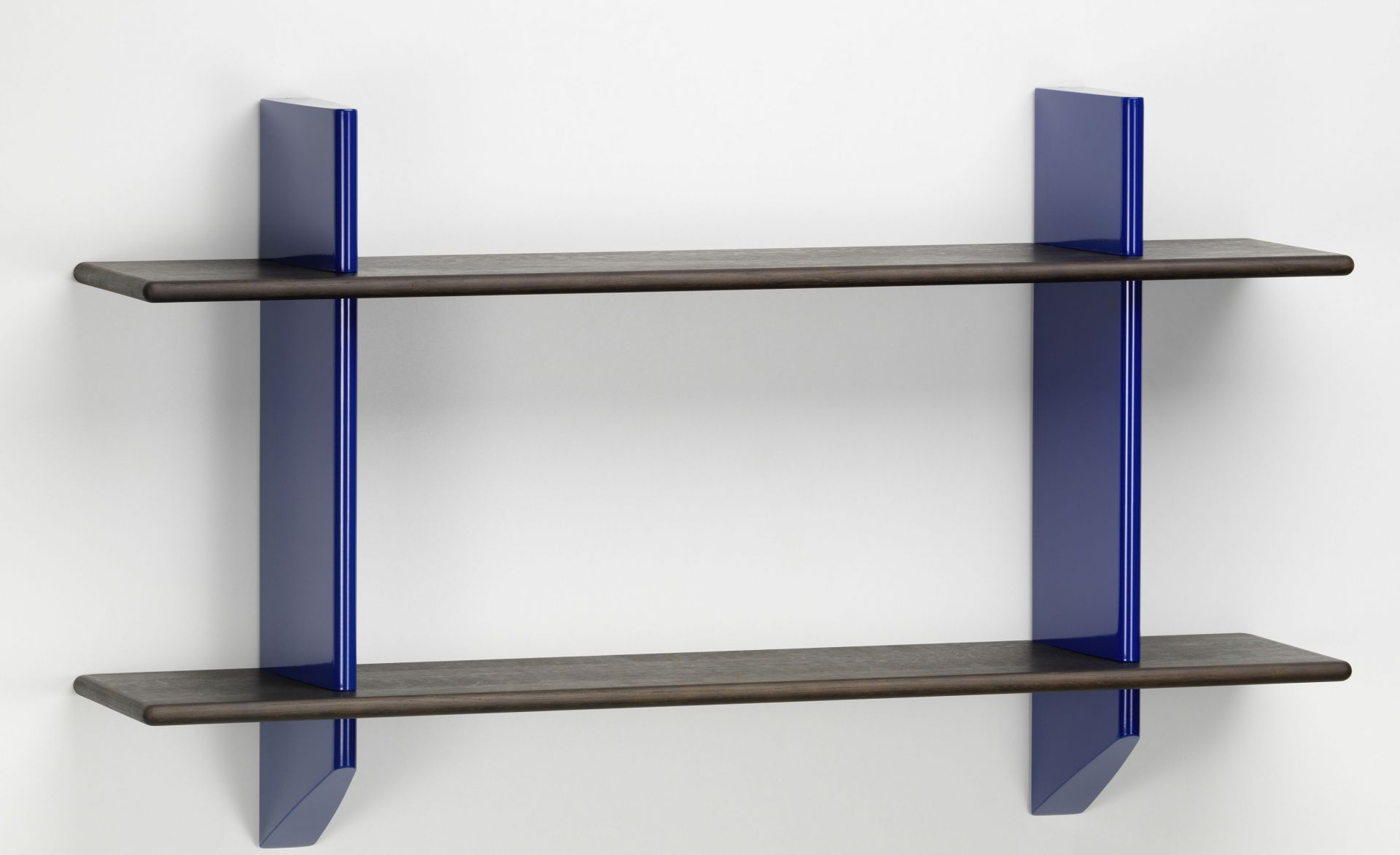 Vitra Wandregal Rayonnage Mural mit zwei dunklen Eiche-Böden und blauen Halterungen.
