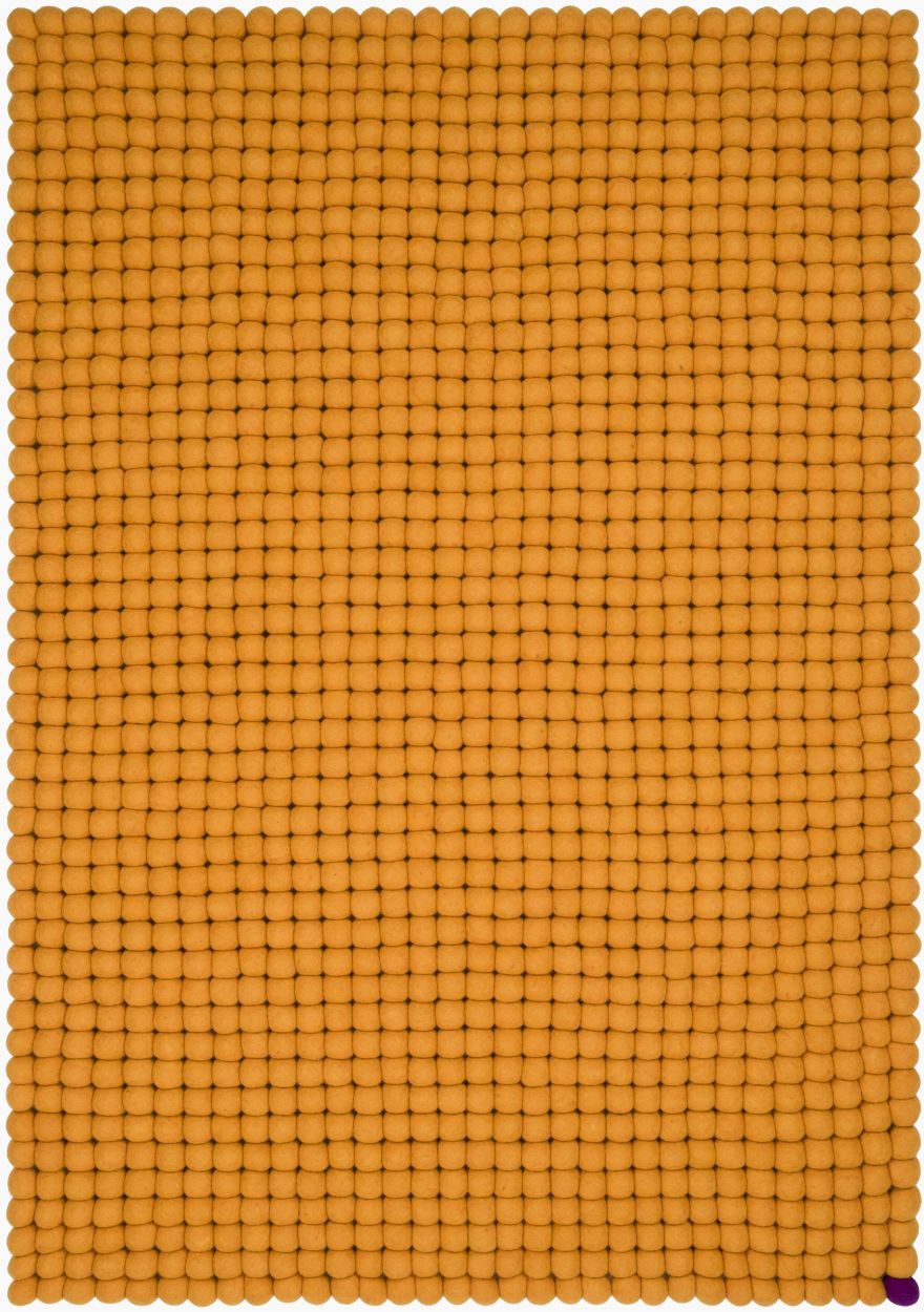 Ockergelber Filzteppich "Big One" von myfelt, 200x300 cm, aus vielen kleinen Filzkugeln.
