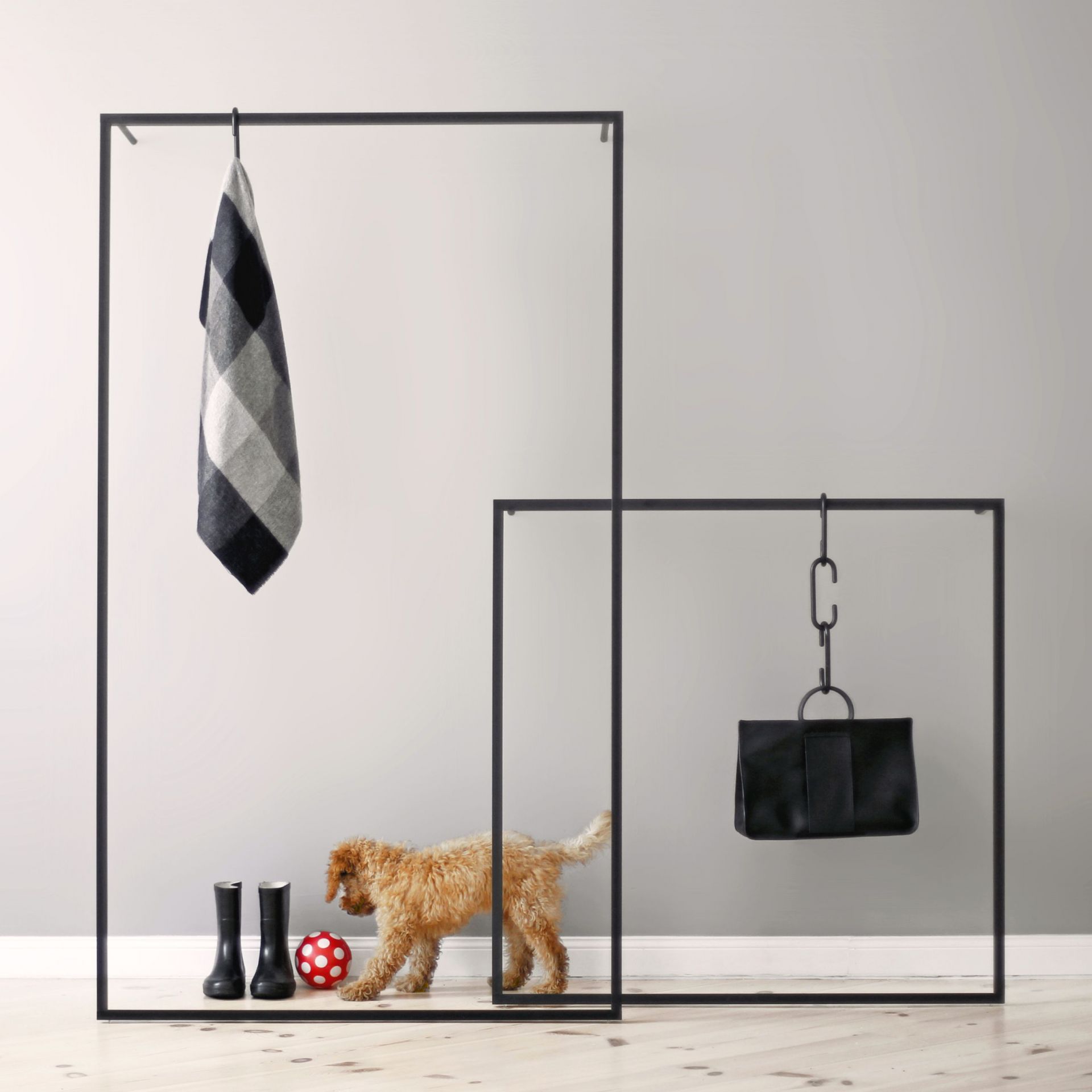 Roomsafari Leano Anlehngarderobe mit Kleidung, Tasche, Gummistiefeln, Ball und Hund im modernen Flur.