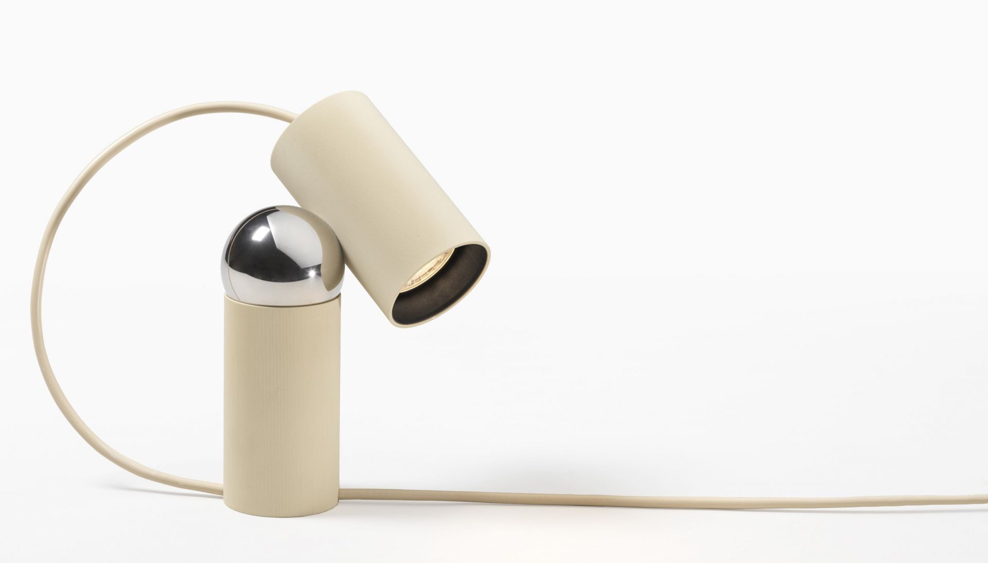 Bilboquet Tischleuchte Flos Linen: Moderne Tischlampe in Leinenoptik mit verstellbarem Spot.