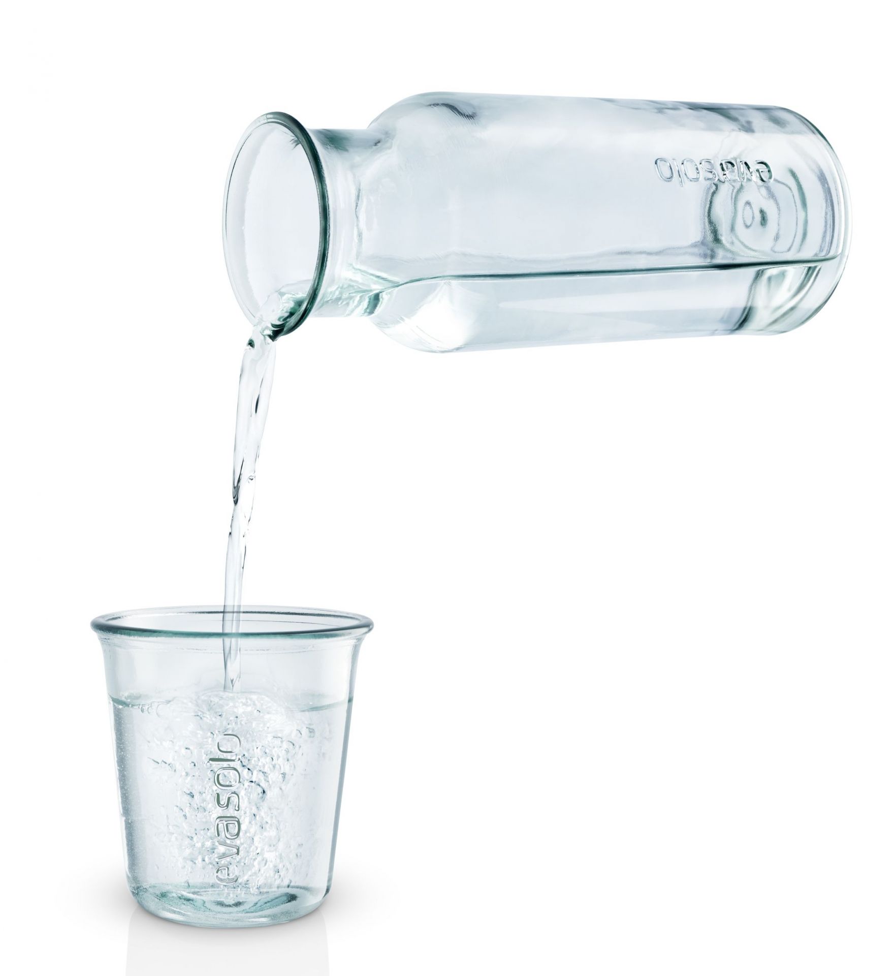 Recycelte Glaskaraffe von Eva Solo wird in ein Glas mit Wasser gefüllt.