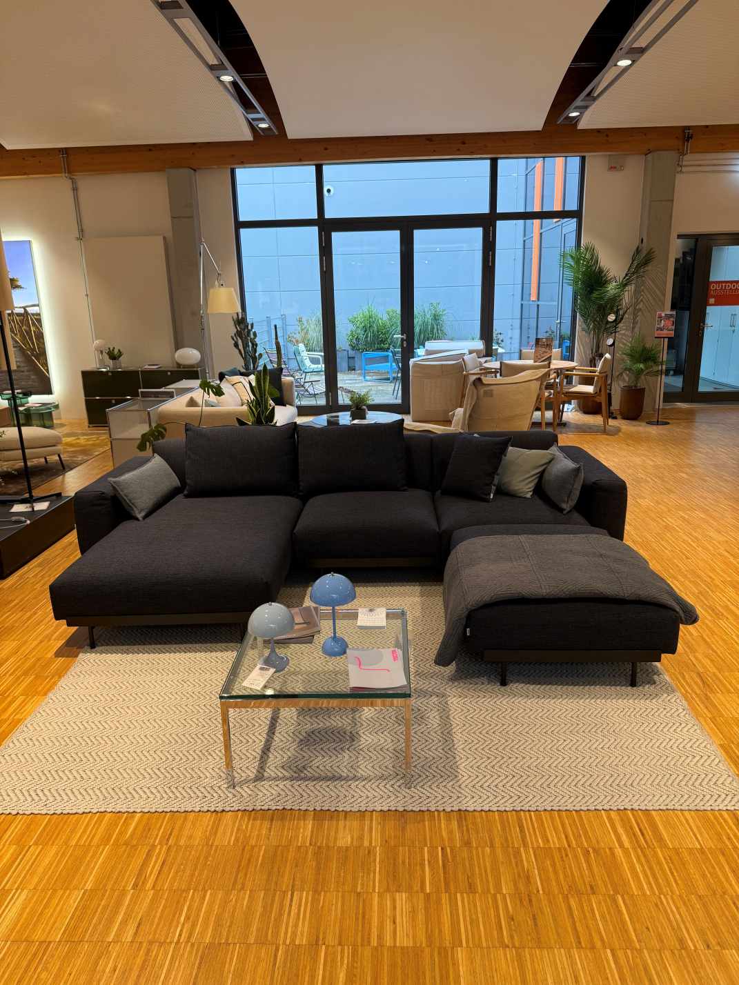 In Situ Modular Sofa 3-Sitzer Chaise Longue Configuration 7 mit Ottoman Muuto AUSSTELLUNGSSTÜCK