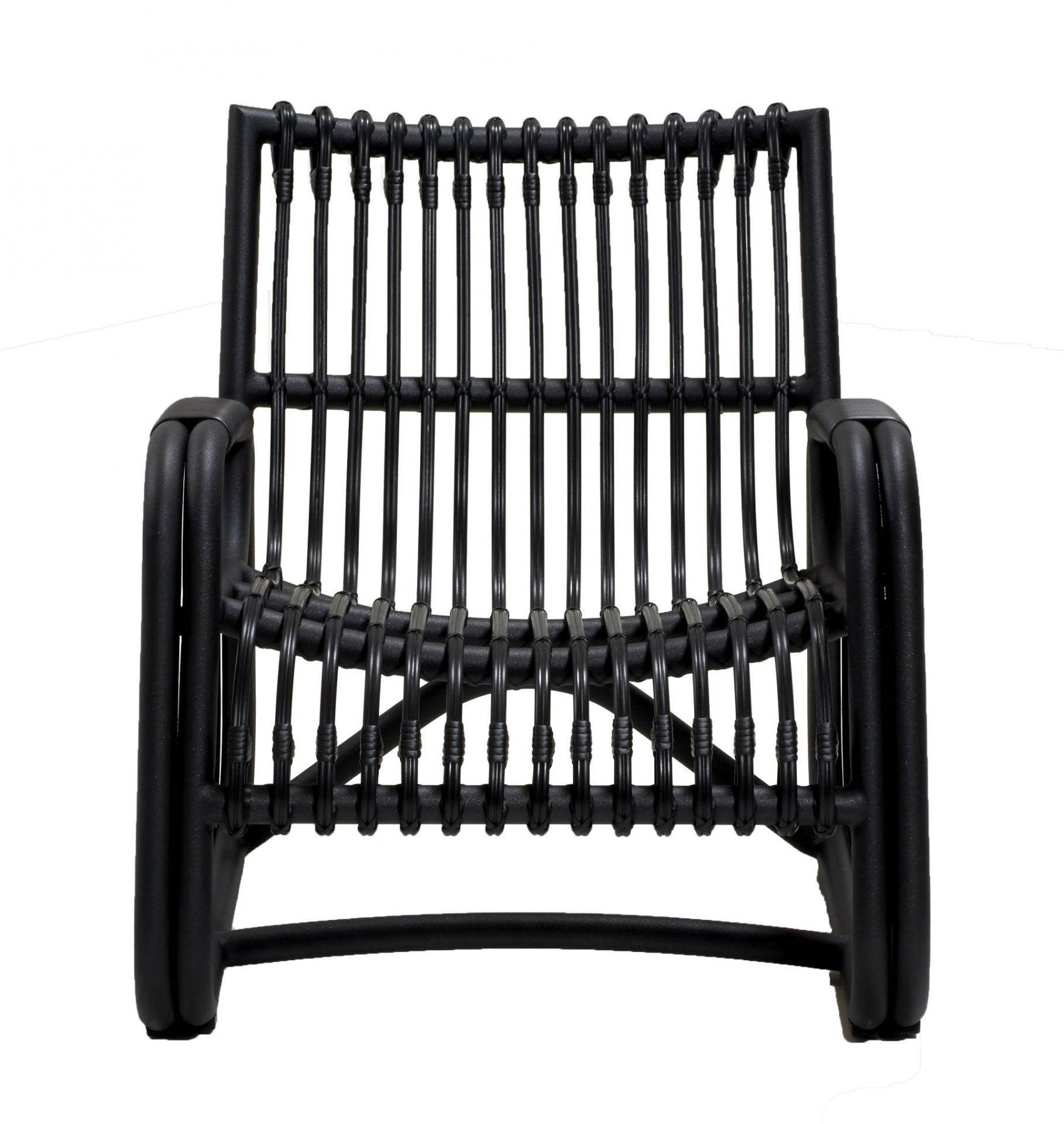 Curve Loungesessel von Cane-Line in Lavagrau: Moderner Outdoor Sessel aus wetterfestem Rattan.