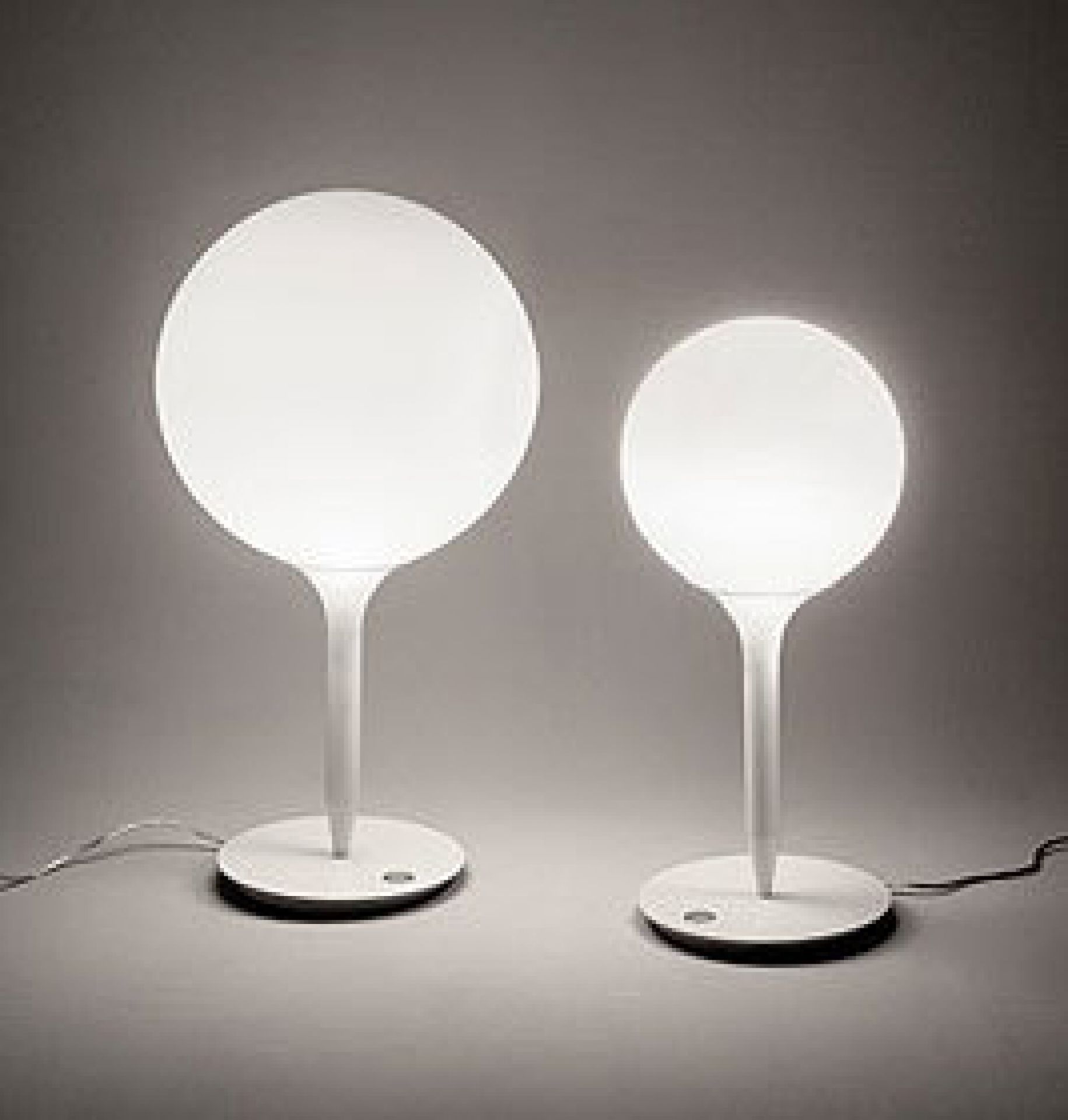 Weiße Castore Tischleuchte von Artemide: Modernes Design mit runder Glaskugel für stimmungsvolle Beleuchtung.