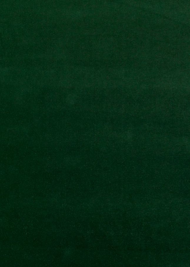 Detailaufnahme des grünen Samtbezugs des Beetle Chair Stuhls von Gubi. Textur und Farbe.