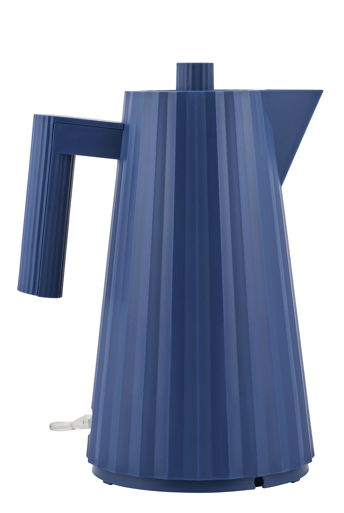 Blauer Alessi Plissé Wasserkocher MDL06 mit gerippter Oberfläche und ergonomischem Griff. Design Wasserkocher.