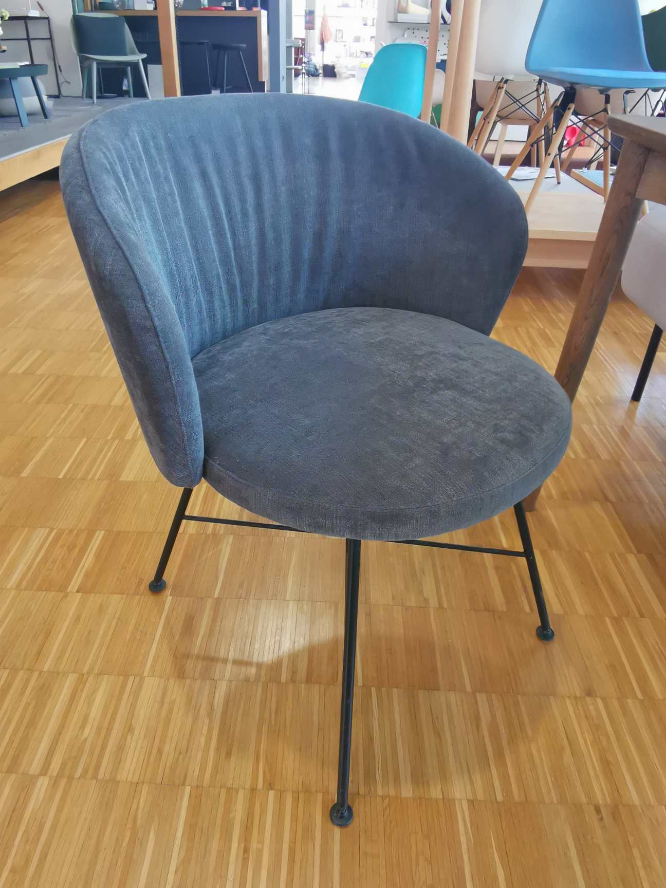 B042 Biala Stuhl von Girsberger: Grauer Polsterstuhl mit schwarzen Metallbeinen, Ausstellungsstück.