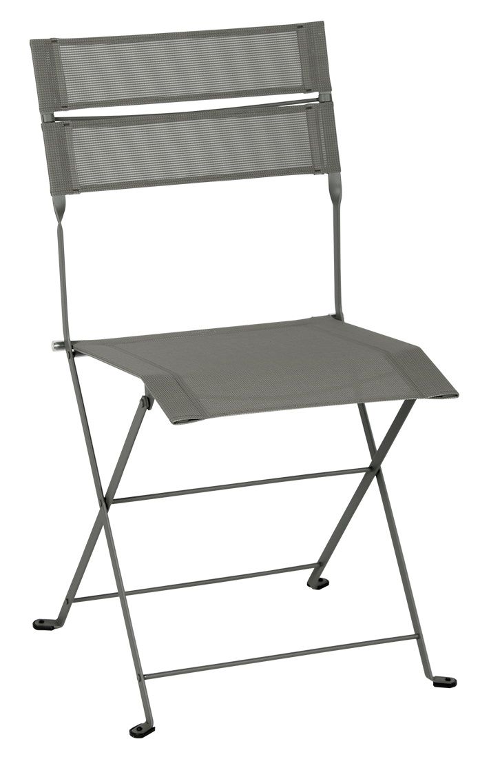 Grauer Latitude Stuhl von Fermob für den Außenbereich, klappbar und aus Metall.