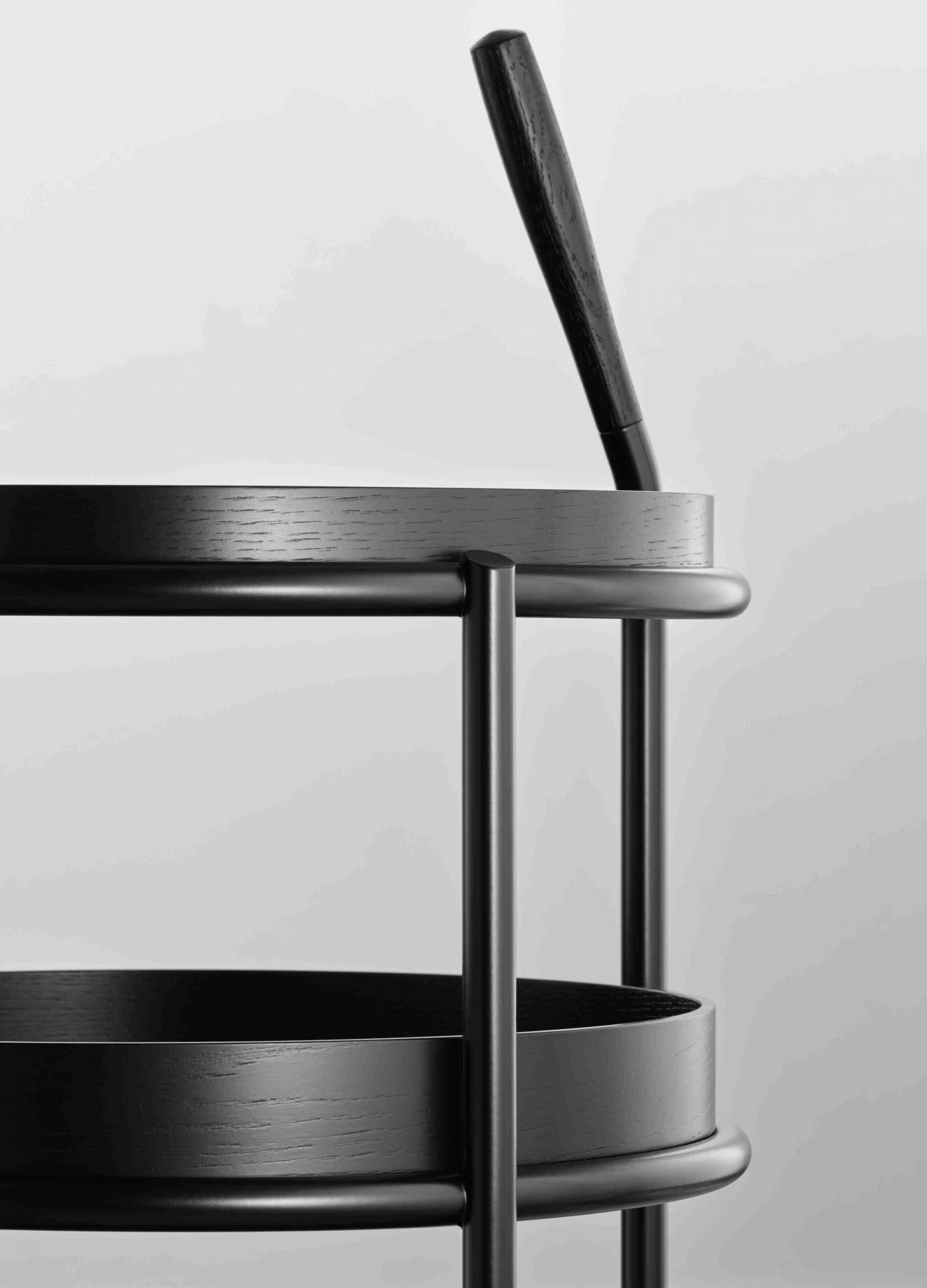 Detailaufnahme des K6 Servierwagens von Tecta: Eiche schwarz lackiert mit verchromtem Stahlrohr.