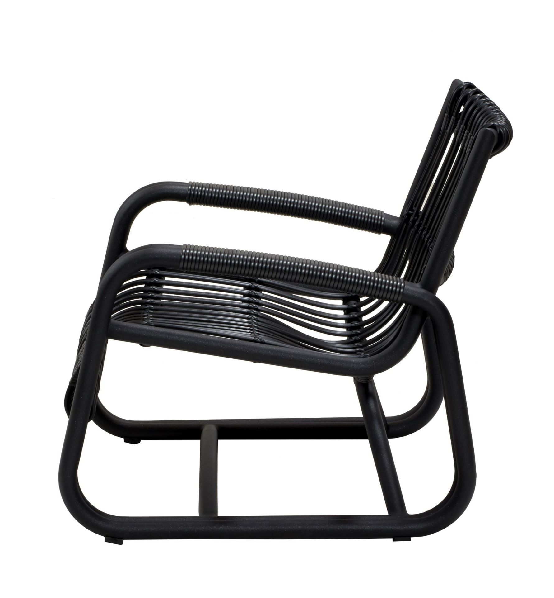 Curve Loungesessel Lavagrau von Cane-Line für den Außenbereich, modernes Design mit Cane-Geflecht.