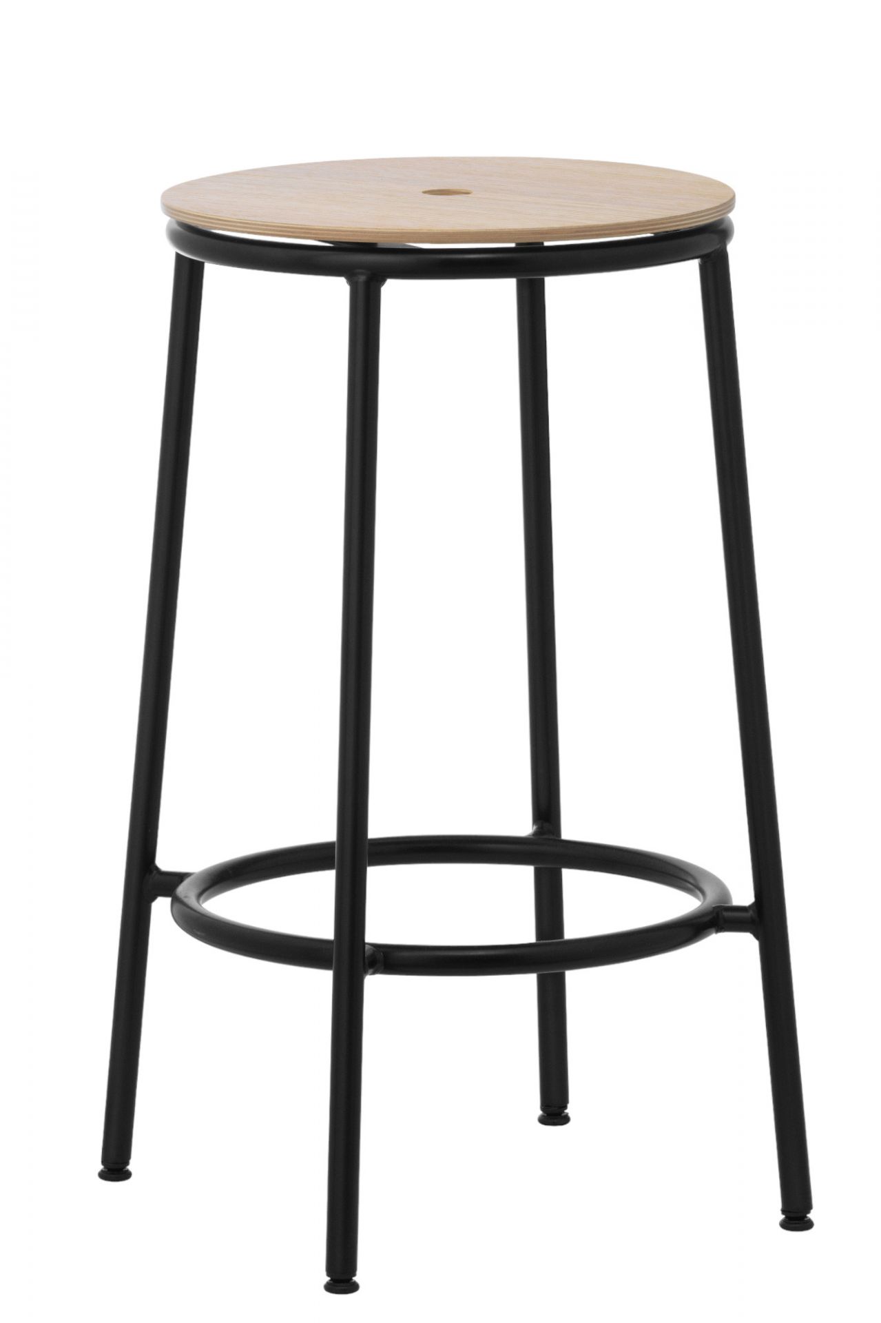 Circa Barstool von Normann Copenhagen, Hocker mit Holz-Sitzfläche und schwarzem Metallgestell.