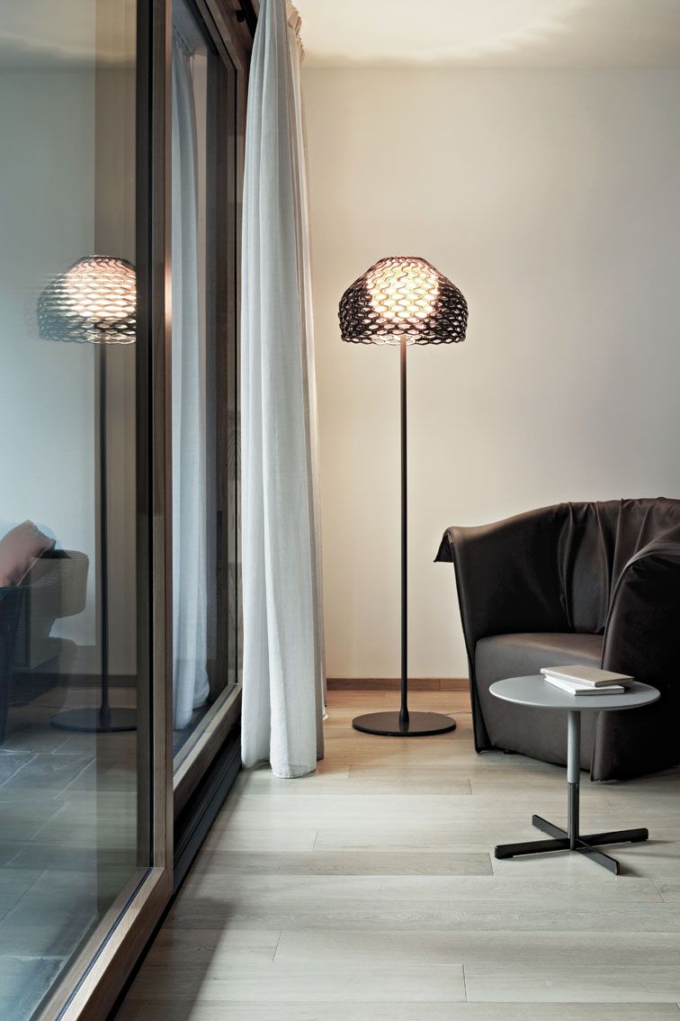Tatou Stehleuchte von Flos im Wohnzimmer: Moderne Design Stehlampe mit dekorativem Lampenschirm.