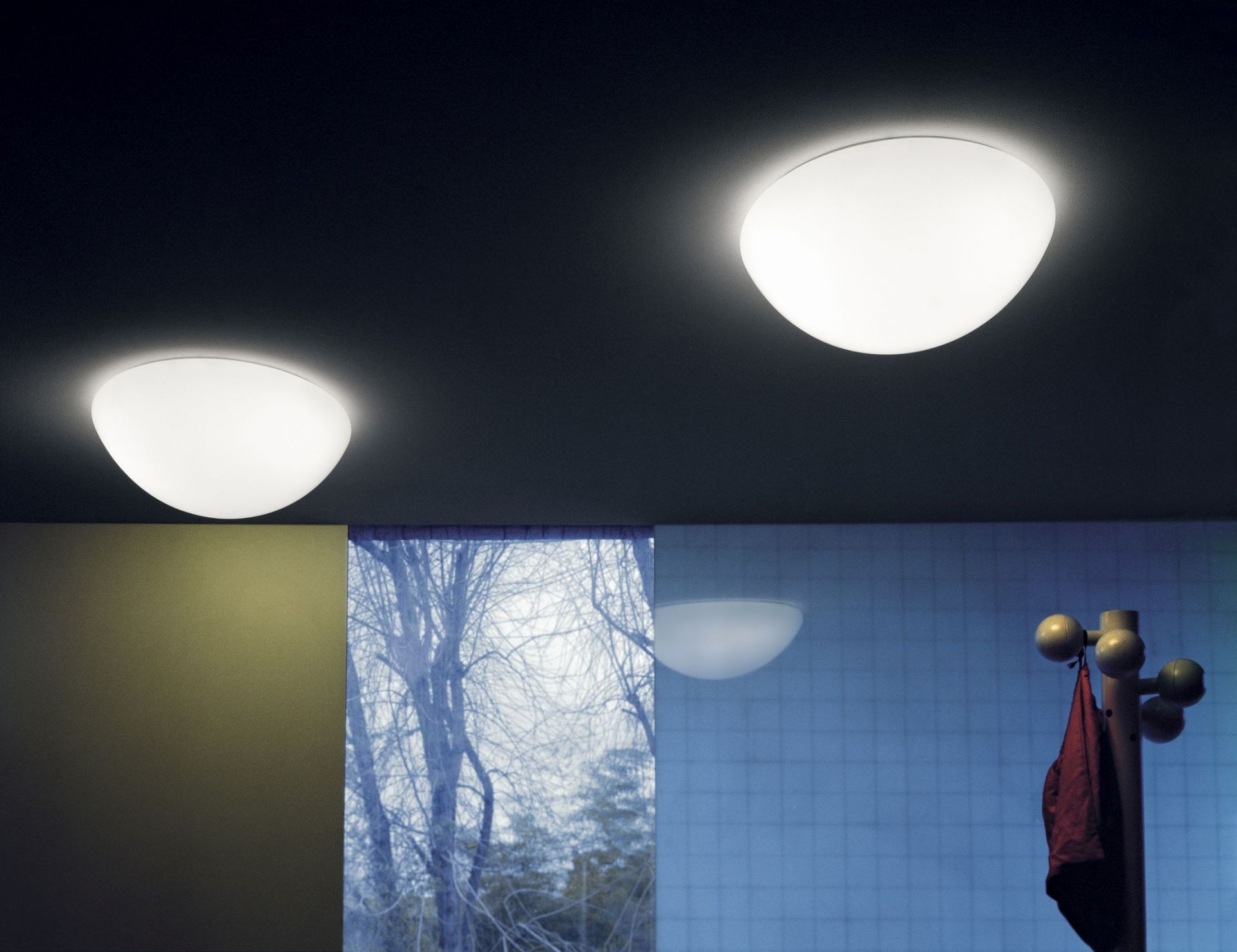 Zwei Semisfera Deckenleuchten von Martinelli Luce an dunkler Decke, modernes Design.