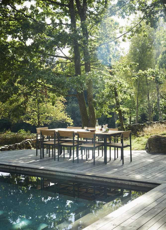 Pelagus Armchair von Skagerak by Fritz Hansen: Gartenmöbel aus Teakholz am Pool.