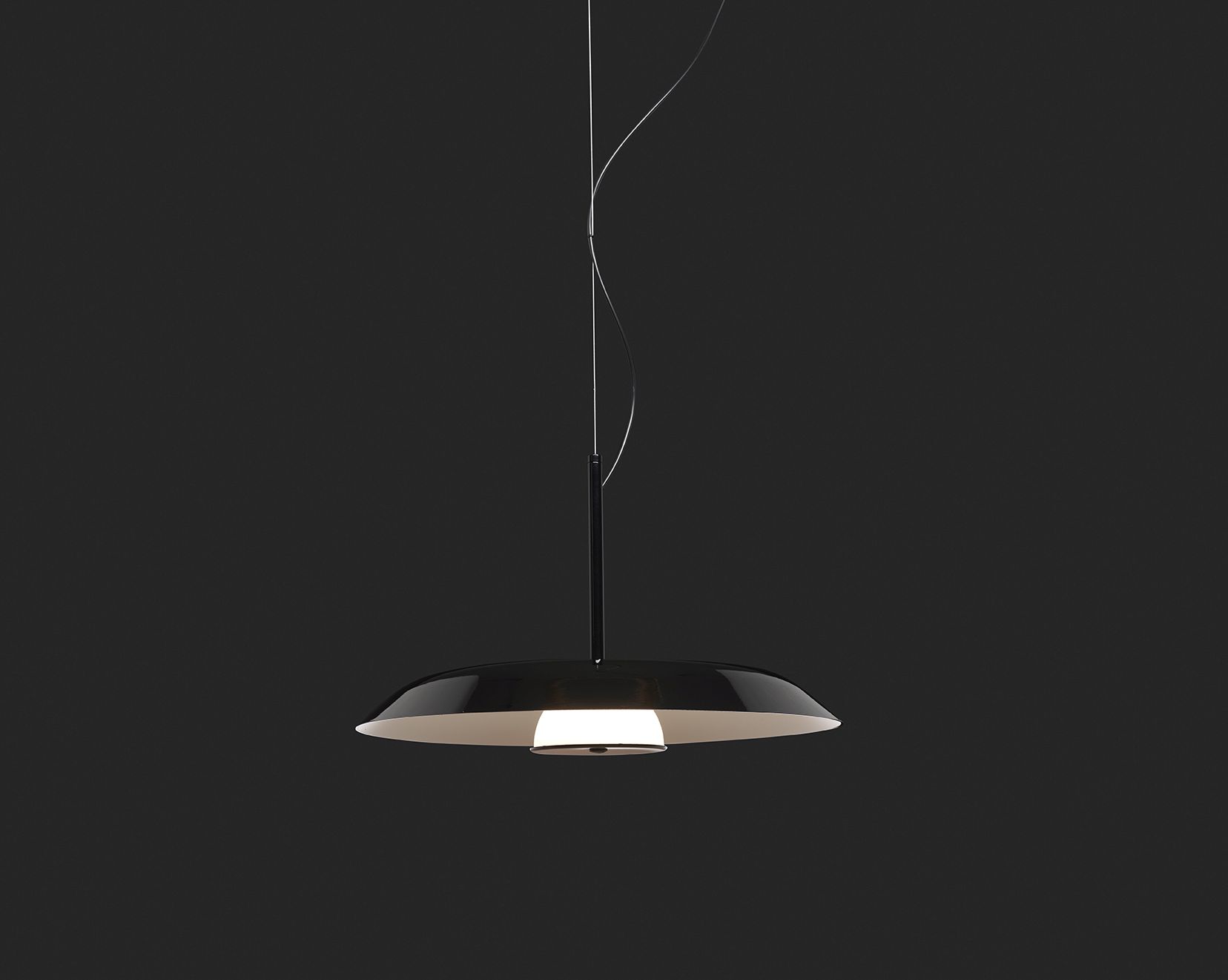 Schwarze Iride Pendelleuchte von Oluce, Durchmesser 85cm, moderne Hängelampe für Wohnzimmer und Essbereich.