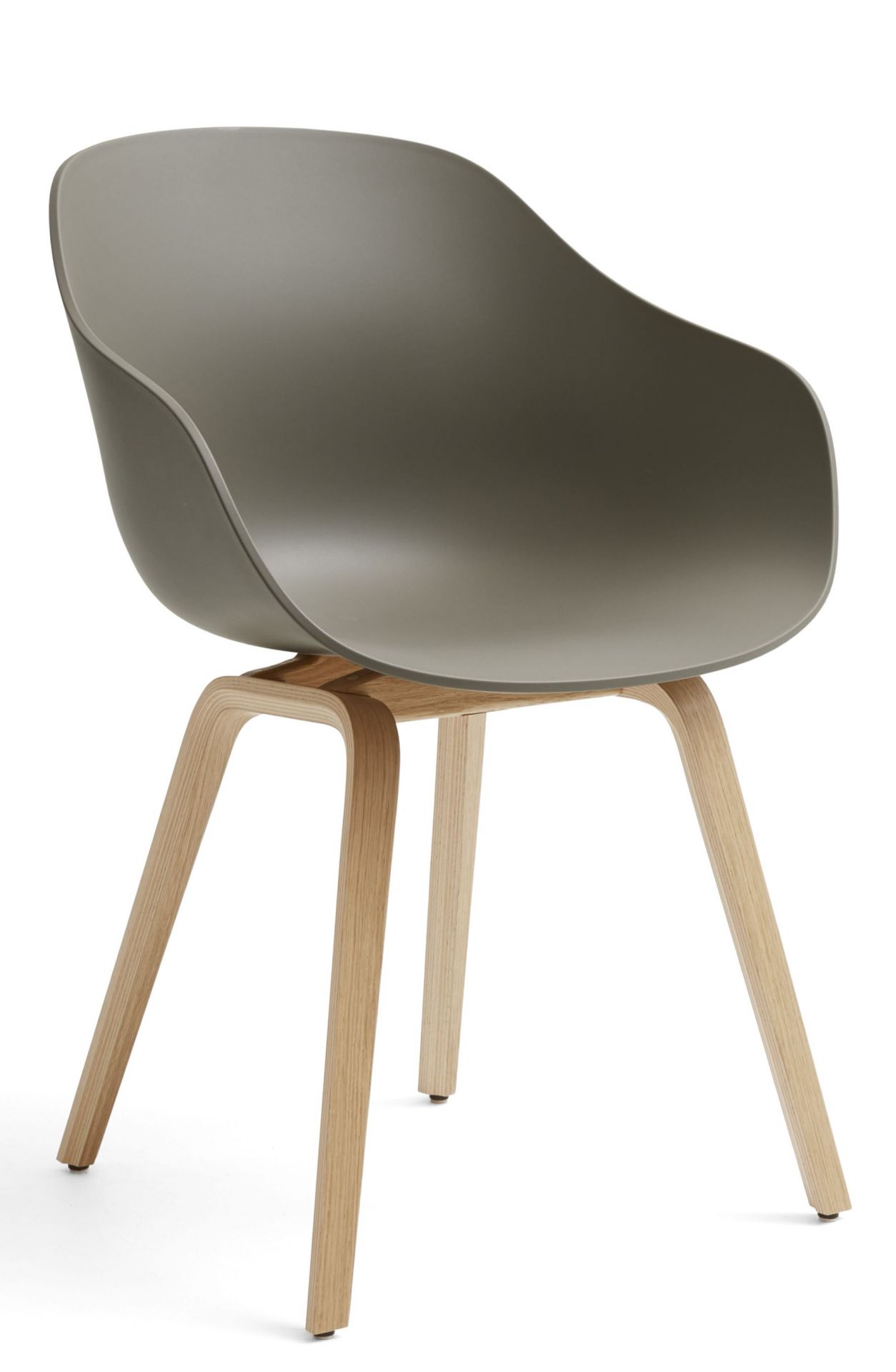 About A Chair AAC 222 Stuhl von Hay in Khaki mit Eichenholzbeinen. Moderner Designstuhl.