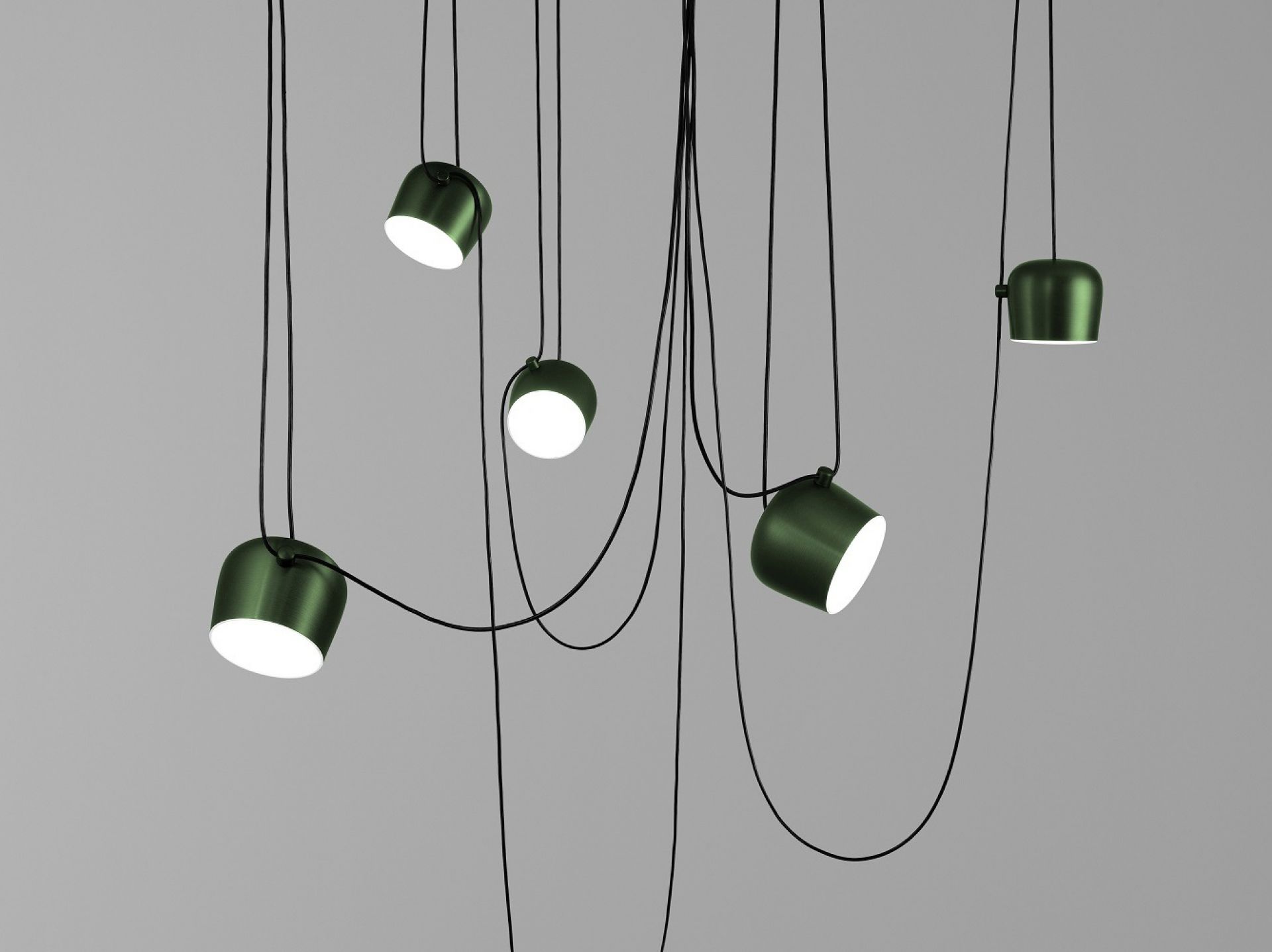 Grüne Aim Pendelleuchte von Flos mit mehreren Leuchten und schwarzen Kabeln. Design Lampe.