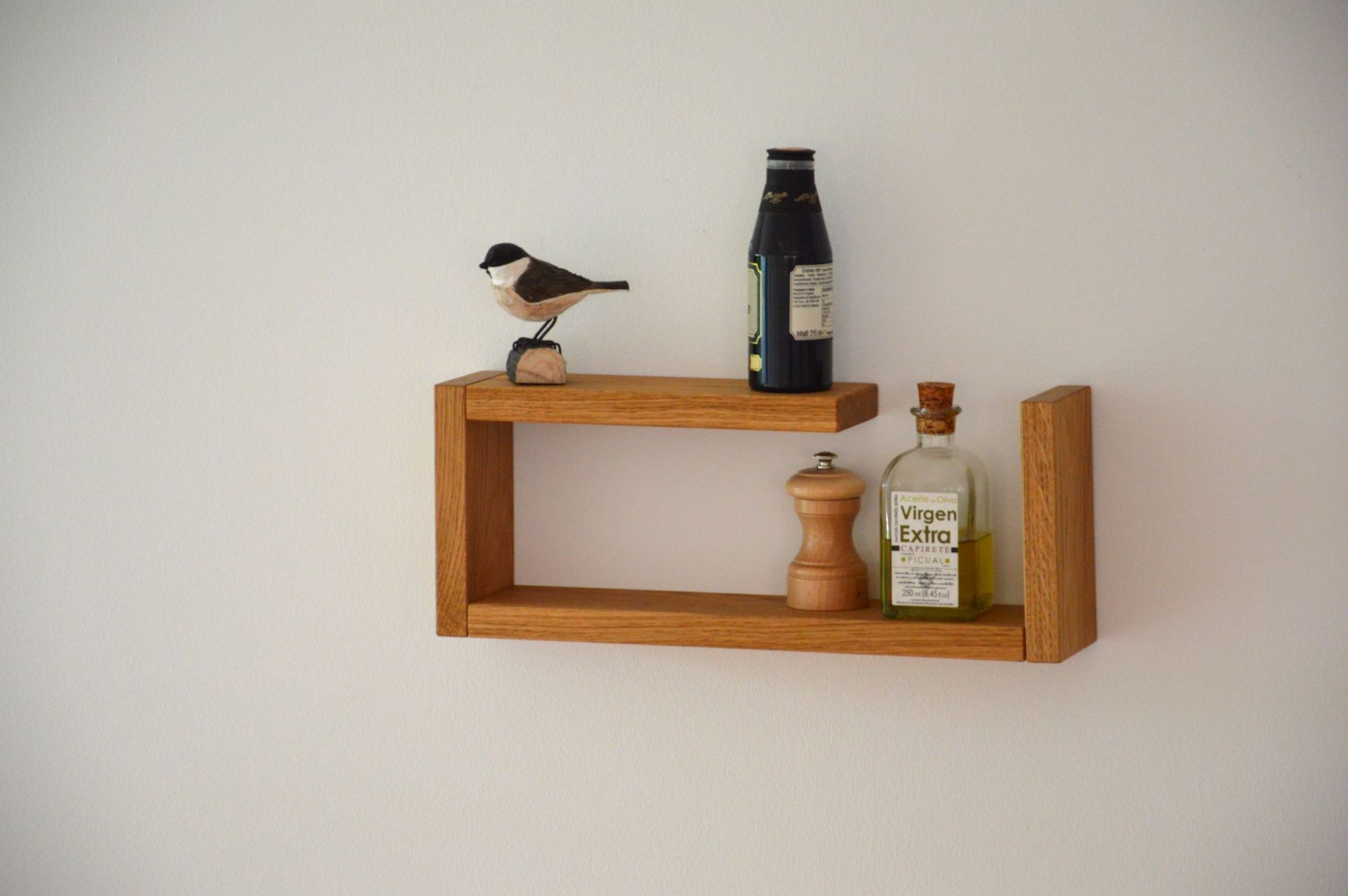 Lilian Wandregal von Jan Kurtz aus Holz mit Dekoration auf weißer Wand.