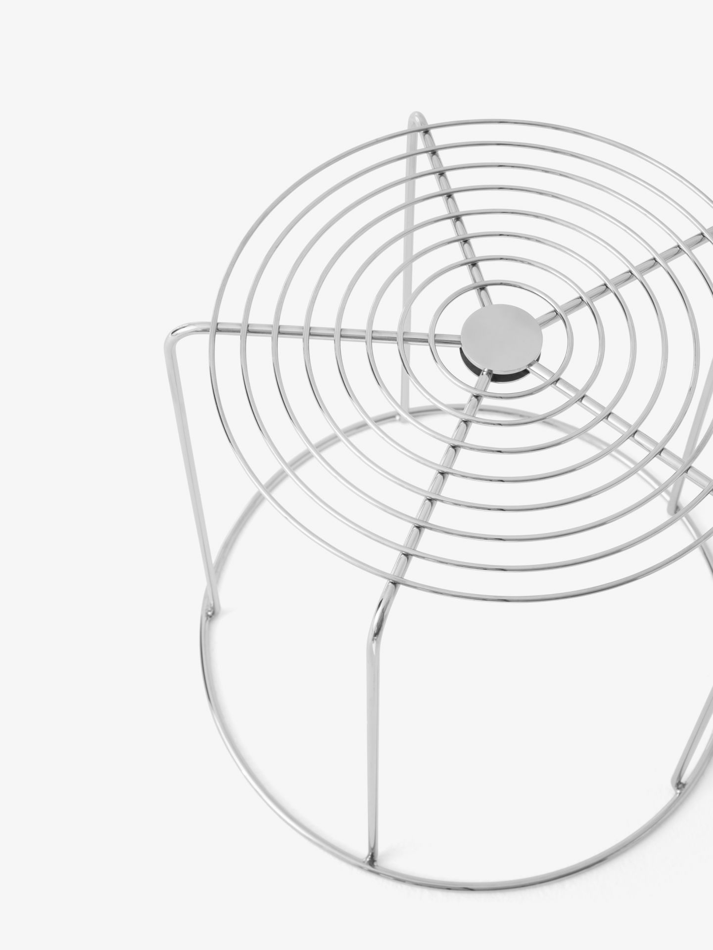 AndTradition Wire Stool VP11: Moderner Hocker/Beistelltisch aus verchromtem Stahldraht, minimalistisches Design für Wohnzimmer und Büro.