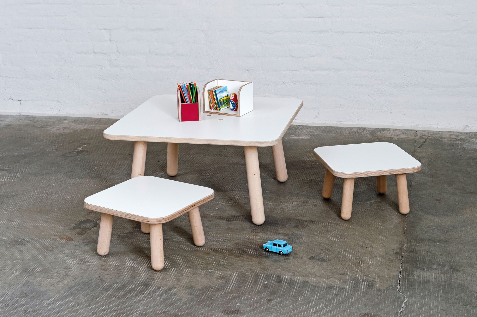 Growing Table Hocker weiß: Kinderzimmer Tisch mit zwei Hockern aus Holz, minimalistisches Design.
