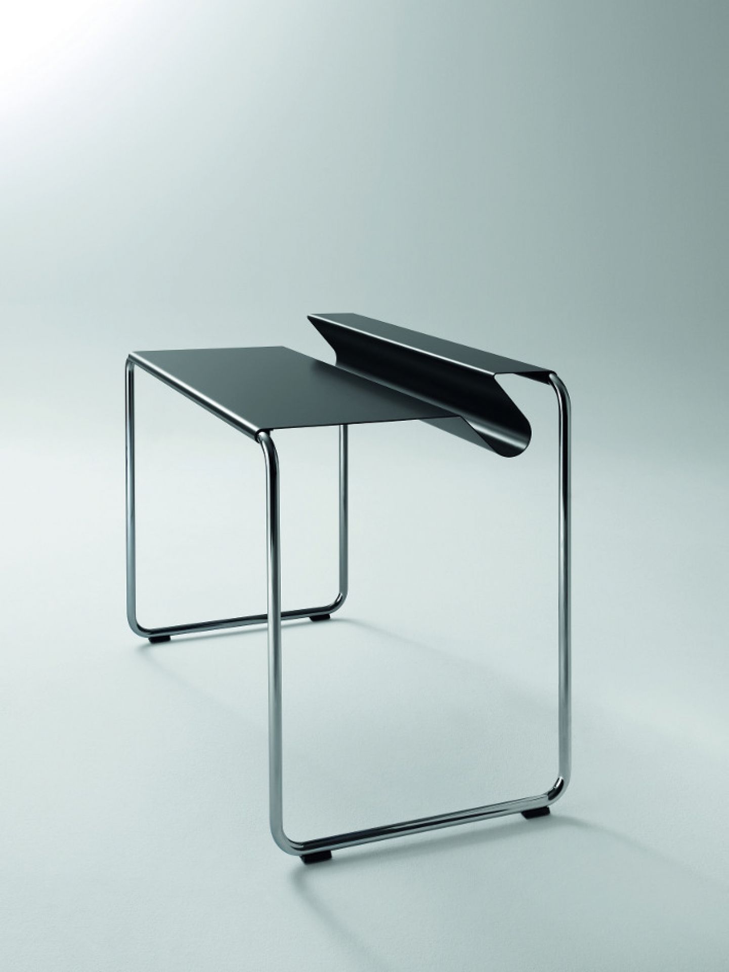 Schwarzer PS07 Sekretär von Müller Möbelfabrikation mit verchromtem Gestell. Moderner Schreibtisch für Büro und Zuhause.