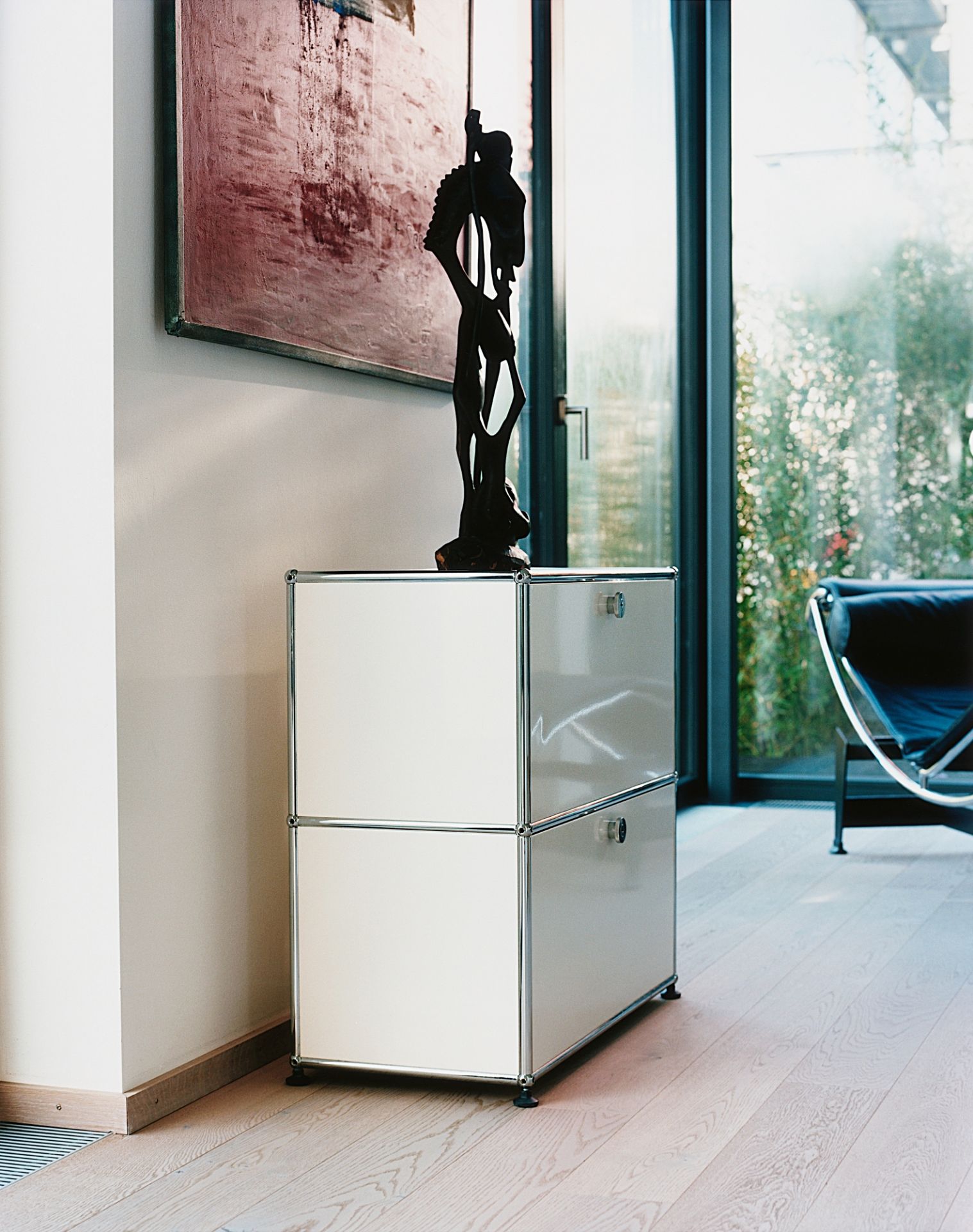 Kleines, weißes USM Haller Sideboard mit zwei Fächern im modernen Wohnzimmer.