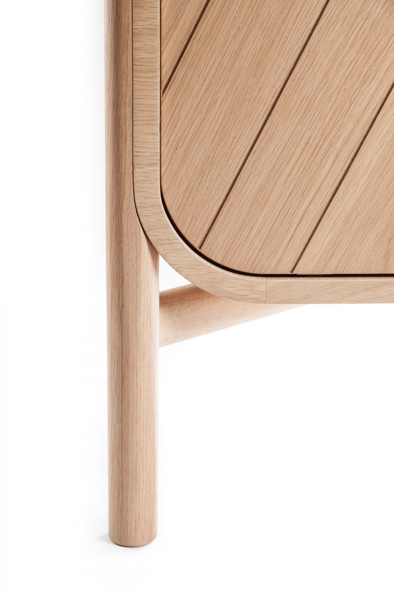 Detailaufnahme der Marius Kommode aus Eiche natur von Hartô: Schublade und Bein.