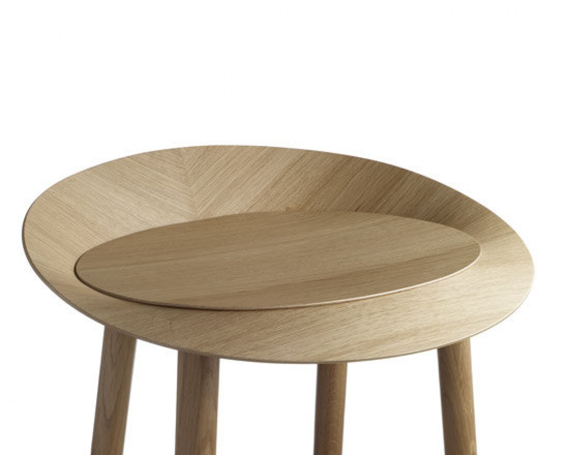 Detailansicht des ST10 Jean Hockers von e15, gefertigt aus hellem, massivem Eichenholz. Designhocker für modernes Wohnen.