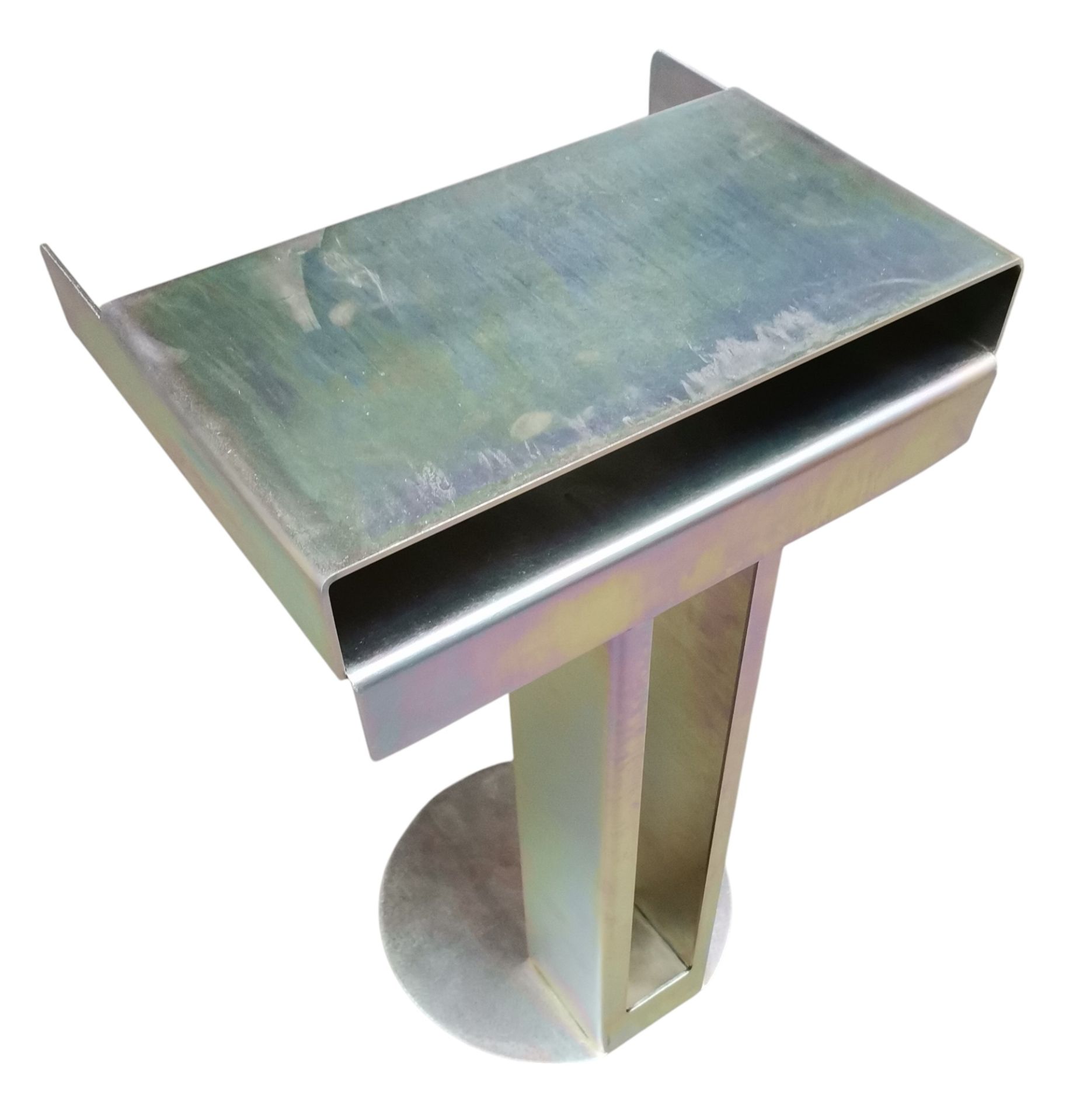 Metallischer Meta Side Table Beistelltisch in Chromgelb, ein minimalistisches Möbelstück für moderne Wohnräume.