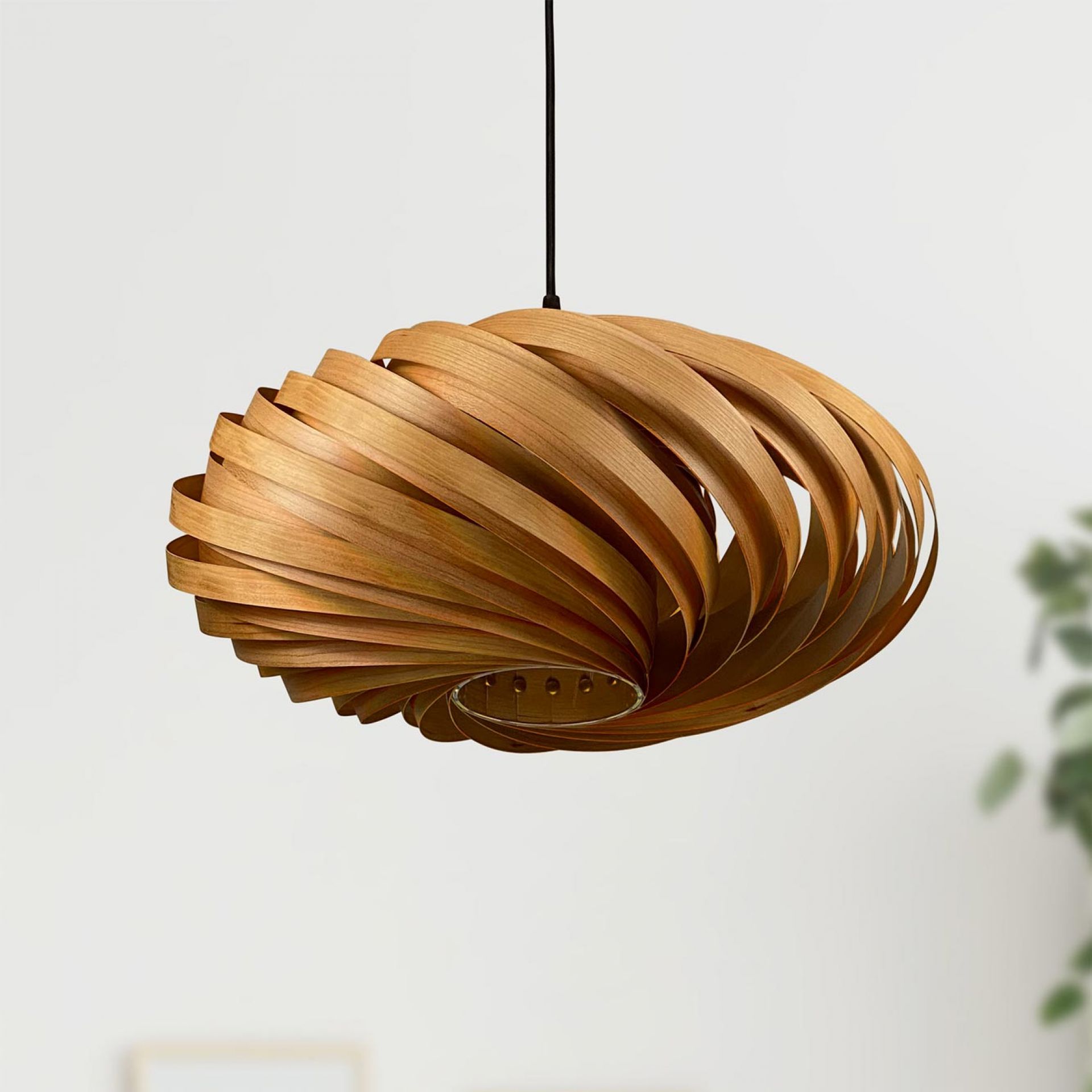Veneria Hängeleuchte aus Kirschbaumholz, spiralförmiges Design, moderne Pendelleuchte für Wohnzimmer und Esszimmer.