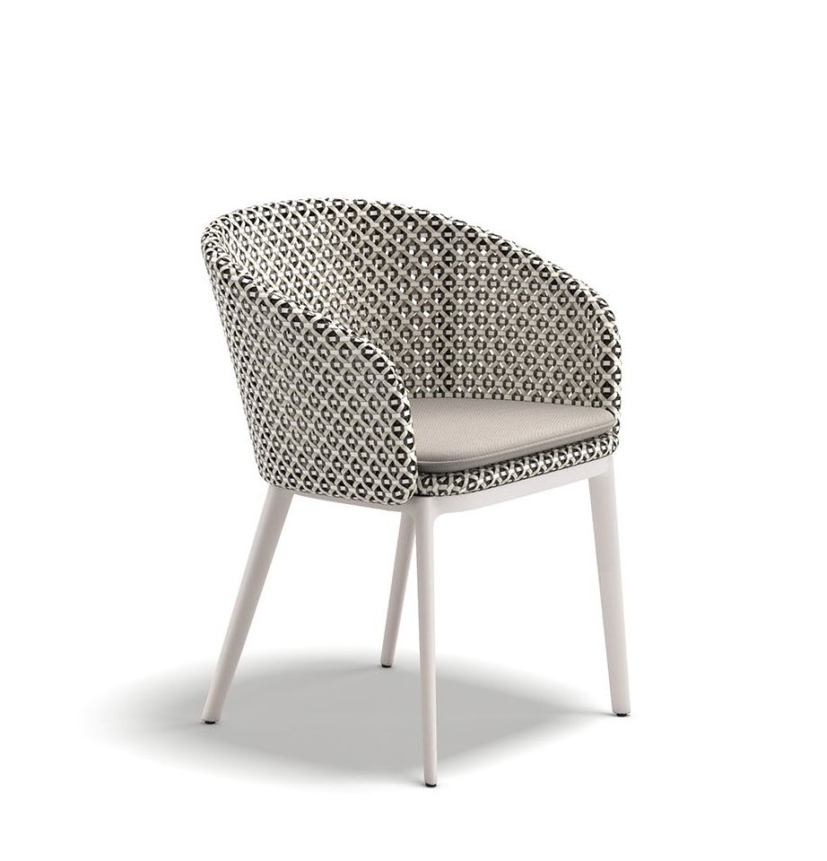 Mbrace Alu Armlehnstuhl von Dedon mit grauem Sitzkissen und gemustertem Geflecht vor weißem Hintergrund.