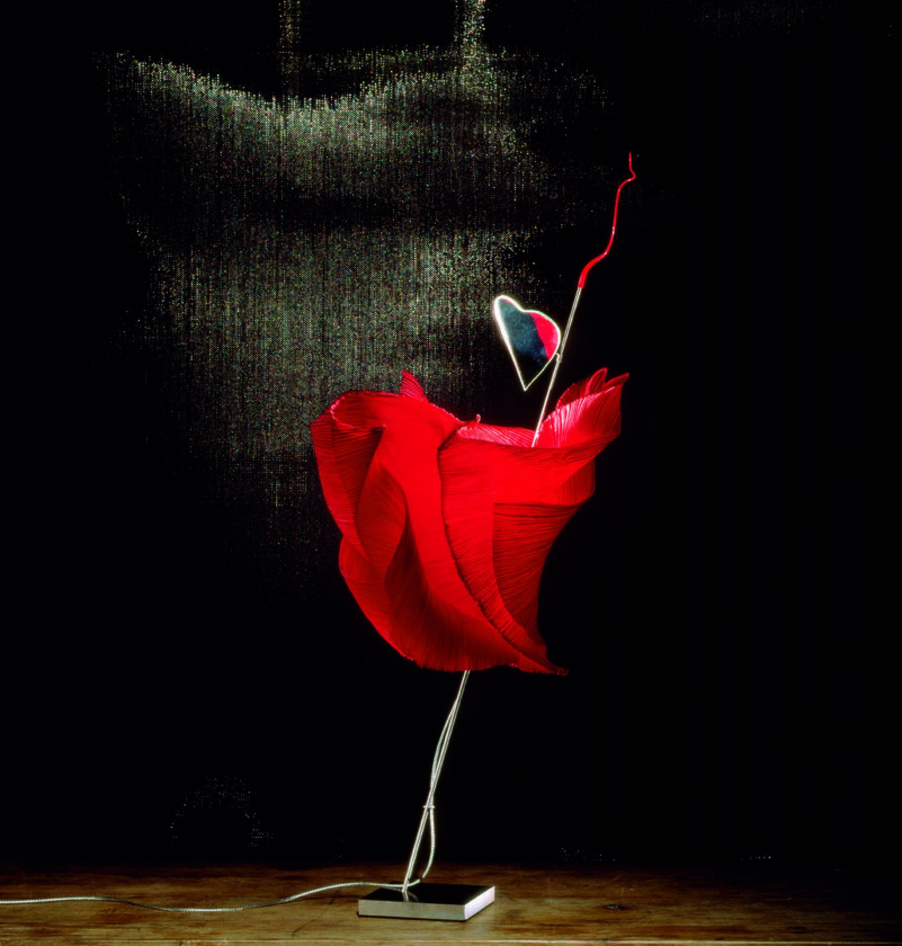 Kokoro Tischleuchte von Ingo Maurer: Rote Papierblume mit Herz, moderne Designerleuchte für stimmungsvolles Licht.