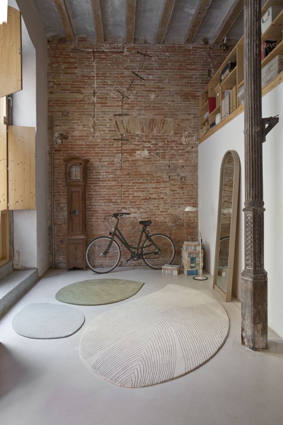 Drei Quill Teppiche von Nanimarquina in verschiedenen Größen und Farben in einem Raum.