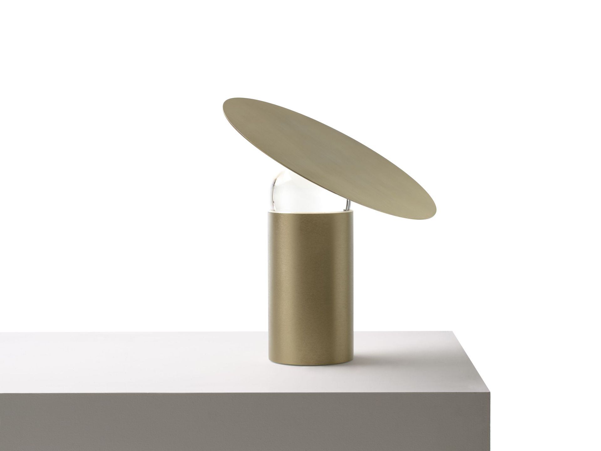 Goldene Era Tischleuchte von Mogg, modernes Design mit zylindrischem Fuß und runder Scheibe.