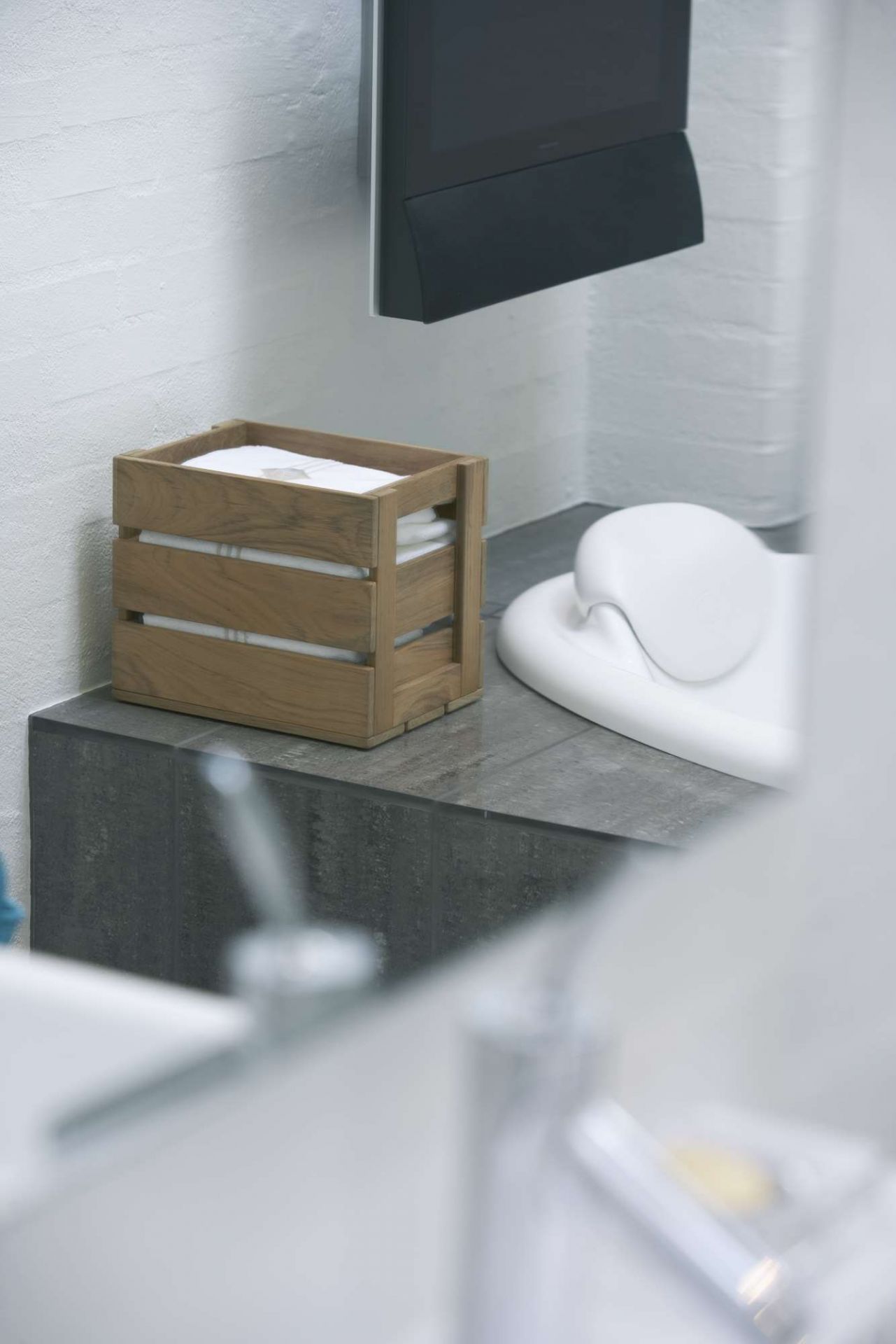 Dania Box von Skagerak: Holzbox zur Aufbewahrung von Handtüchern im Badezimmer. Dekorative Badaccessoires.