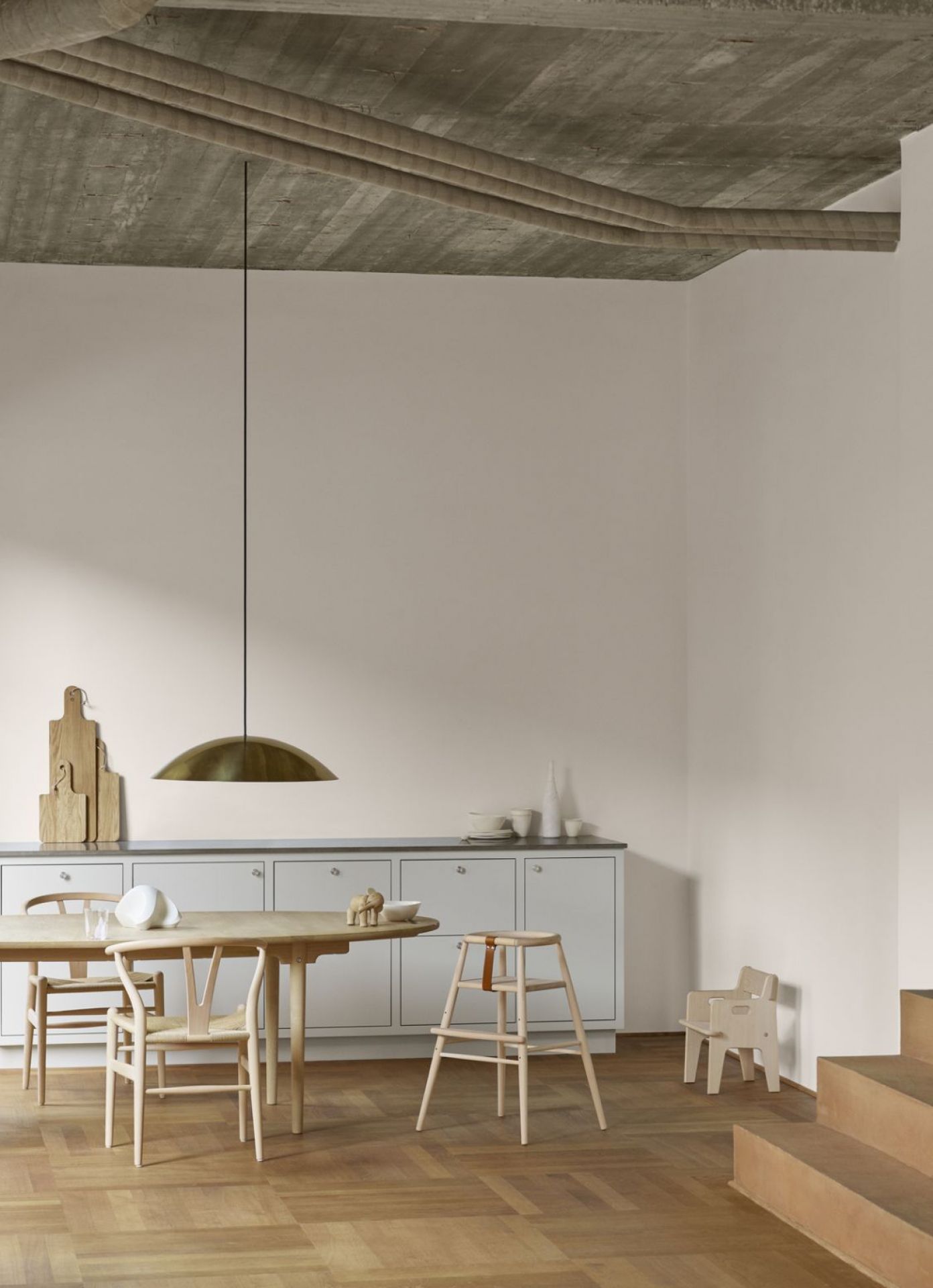 CH410 Peters Kinderstuhl von Carl Hansen & Søn aus Holz im minimalistischen Interieur.