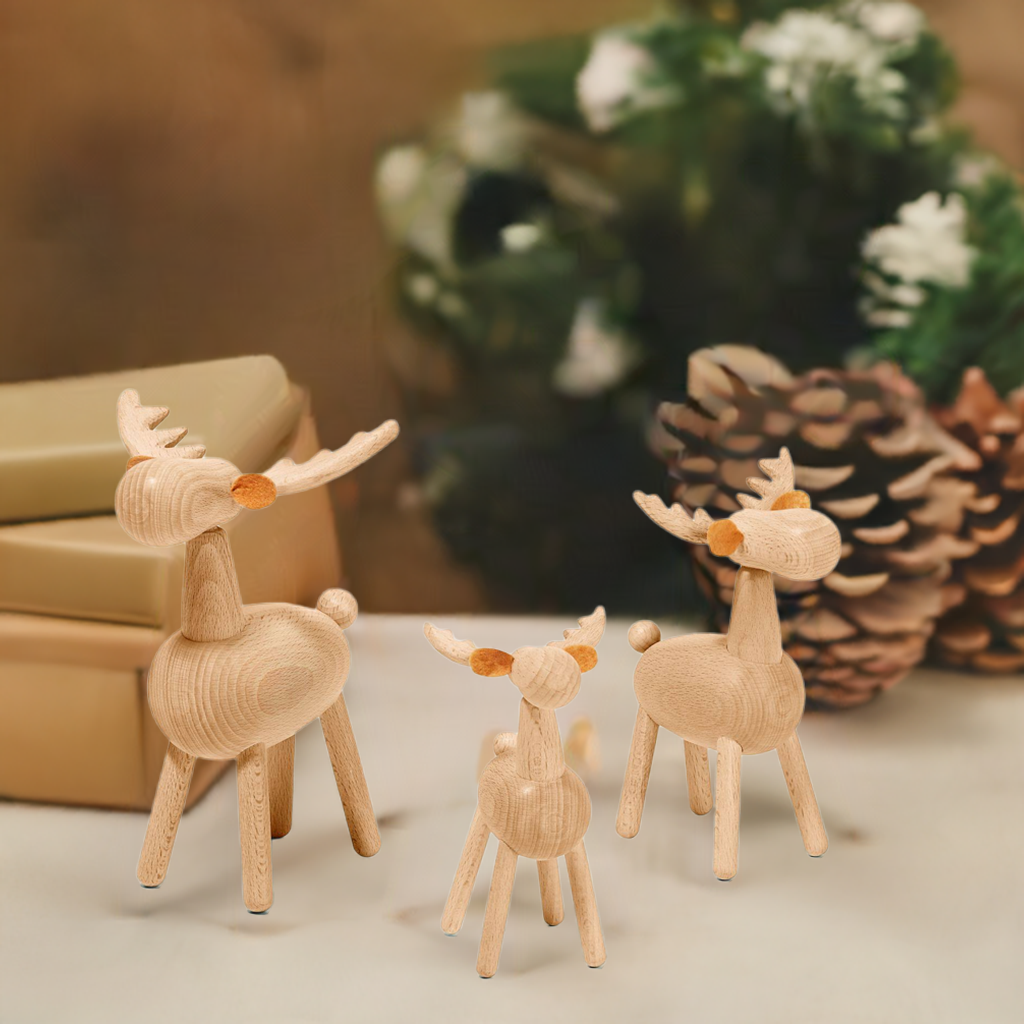 Drei Elmar Holz Elche von Philippi, handgefertigte Holzfiguren als Weihnachtsdekoration oder Sammlerstück.