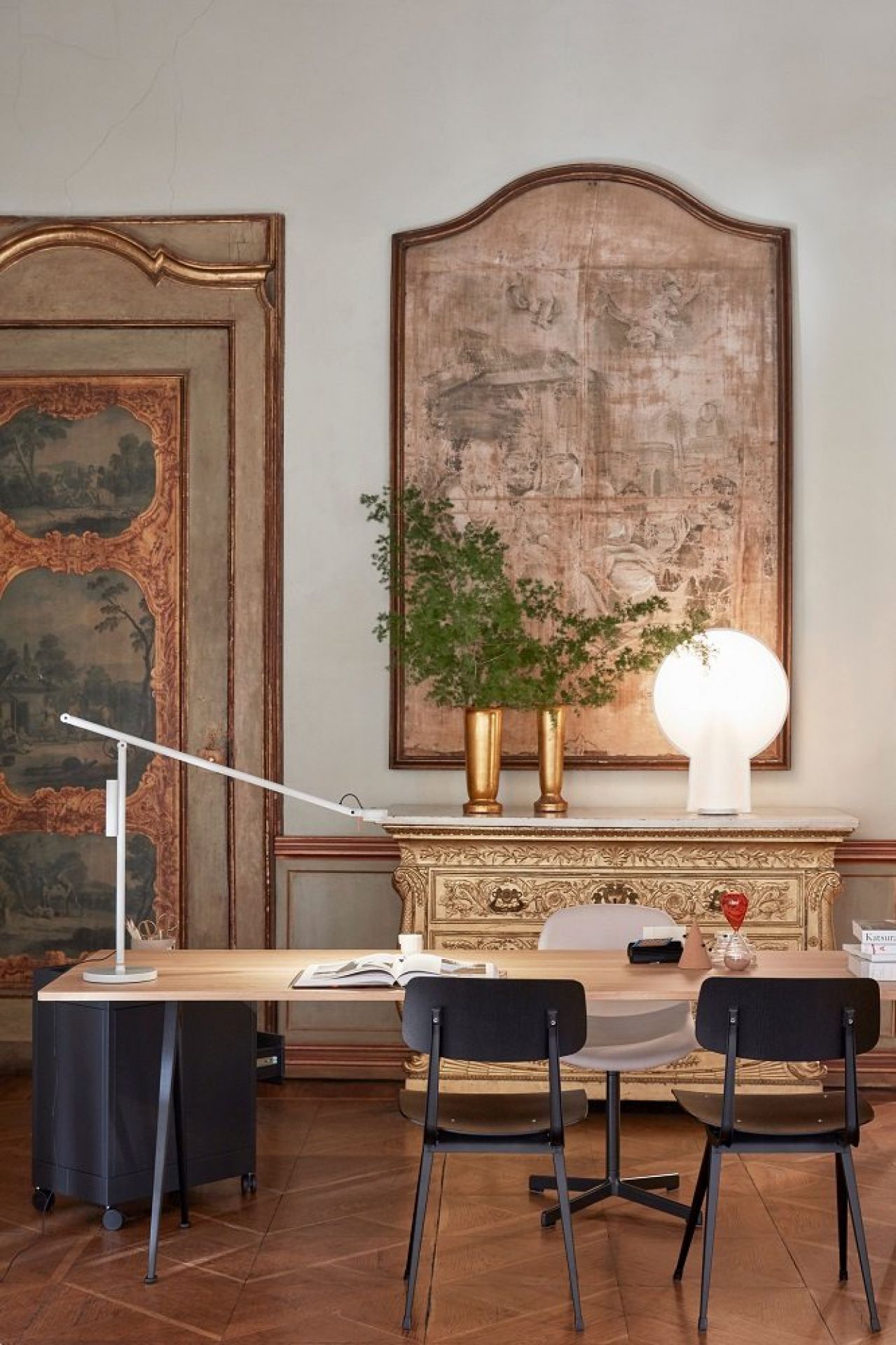 Pyramid Table 02 von Hay als Esstisch oder Schreibtisch im eleganten Ambiente mit Stühlen und Lampe.