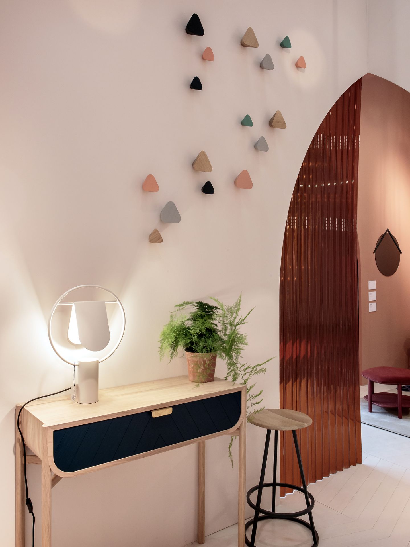 Gustave Barhocker von Hartô, 65 cm, schiefergrau, mit Holz-Sitzfläche und schwarzem Gestell. Barstuhl für Küche oder Bar.