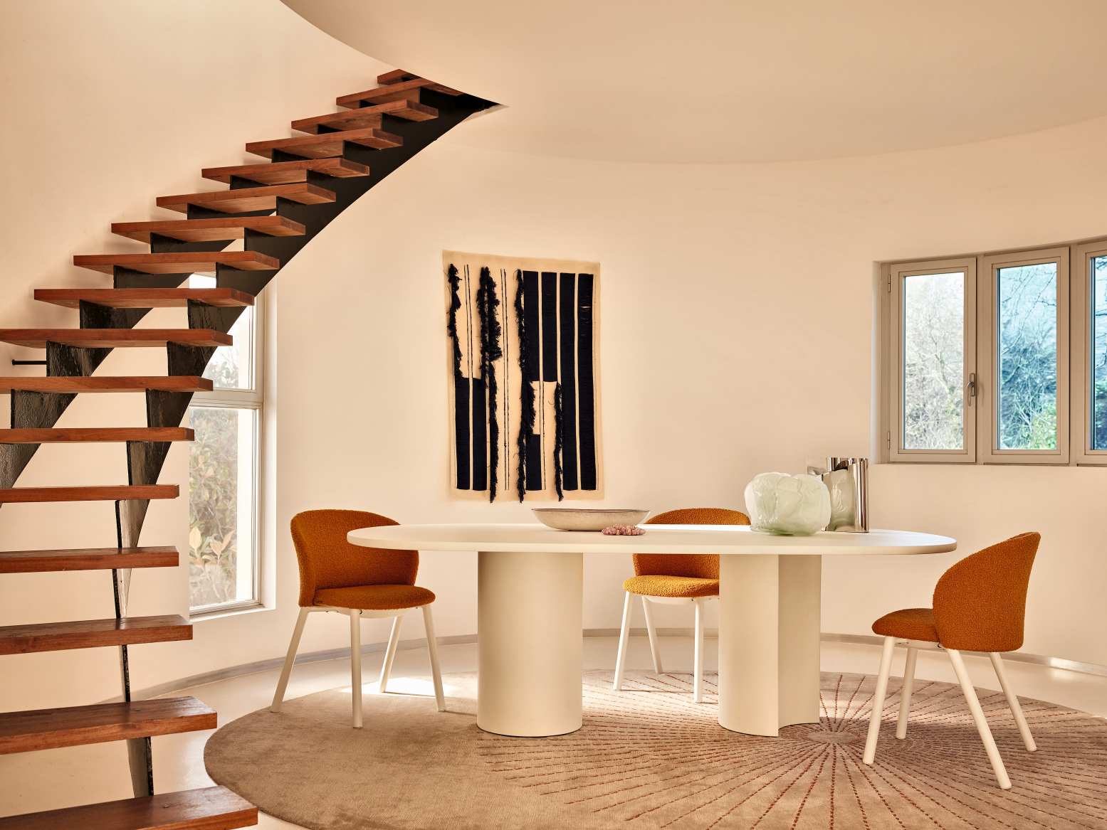 Ovaler 2325 Bol Esstisch von Zanotta in Algen metallic mit Stühlen in modernem Wohnraum.