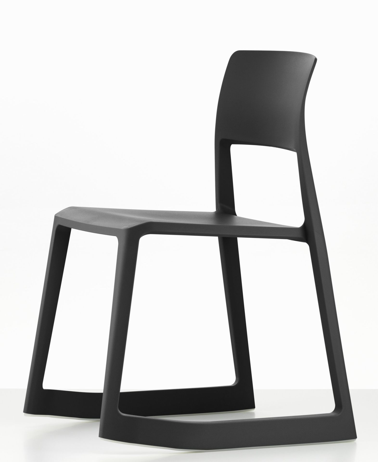 Vitra Tip Ton RE Stuhl in Tiefschwarz, moderner Kunststoffstuhl für Büro und Wohnbereich.