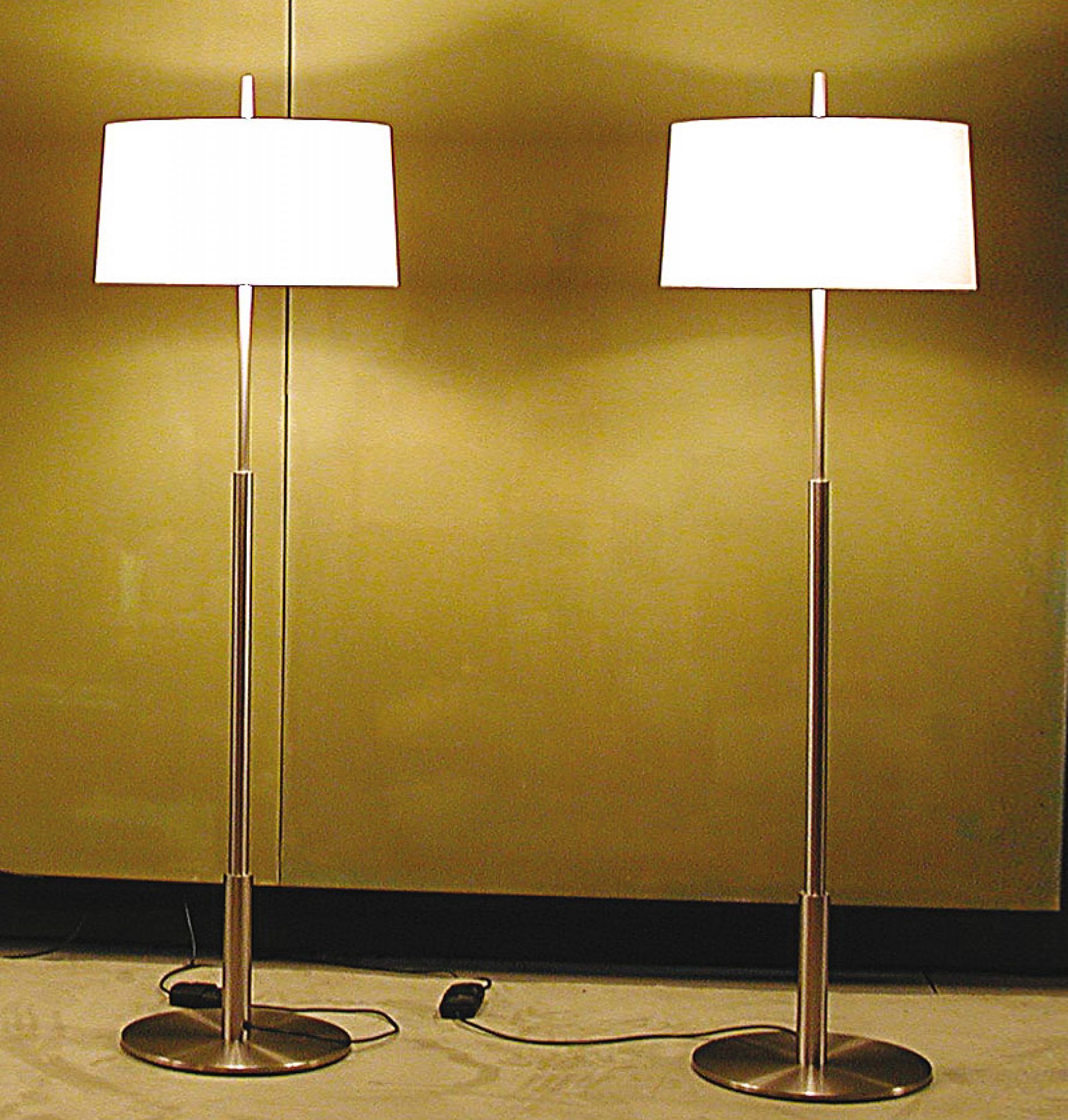 Zwei Diana Mayor Stehleuchten von Santa & Cole mit weißem Schirm und Metallfuß.