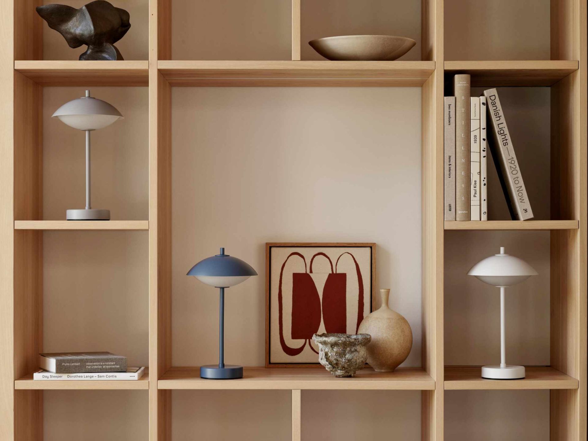 Blau-graue Clam Tischleuchte von Fritz Hansen im Regal, moderne Akkuleuchte für Innenräume.