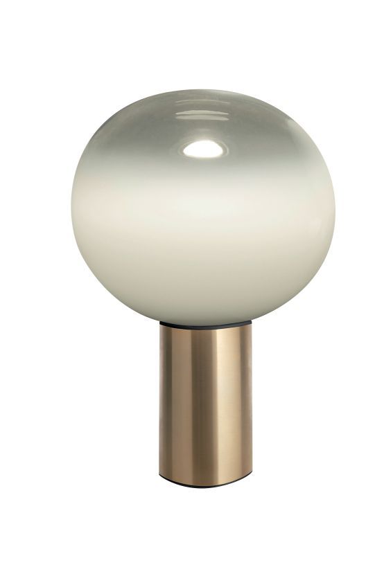 Laguna Tischleuchte von Artemide: Moderne Lampe mit rundem Glasschirm und goldenem Sockel.