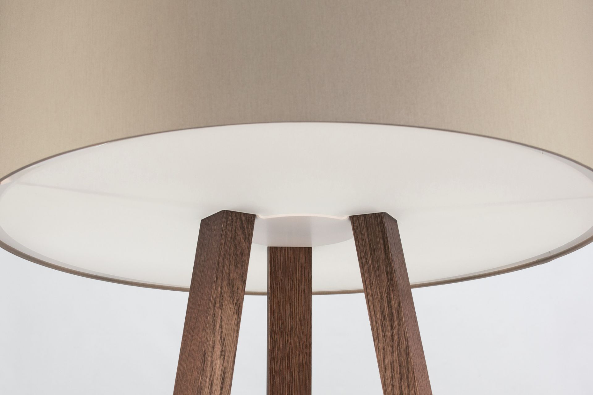 Luca Stand high Stehleuchte Eiche natur/weiß Maigrau