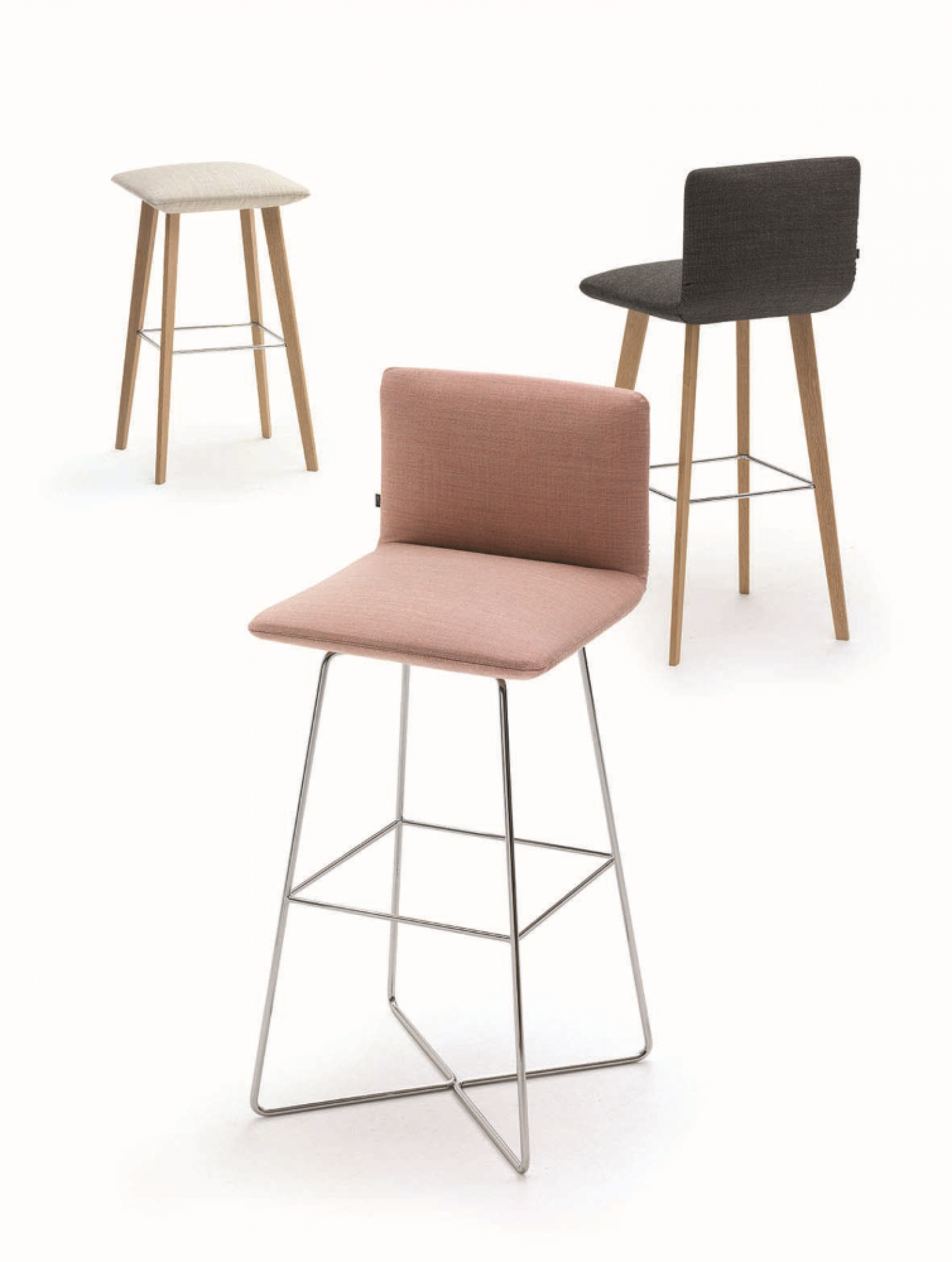 Jalis Barhocker: Drei verschiedene Barstühle mit Stoffbezug und Holz- oder Metallgestell. Moderne Sitzmöbel für Küche oder Bar.