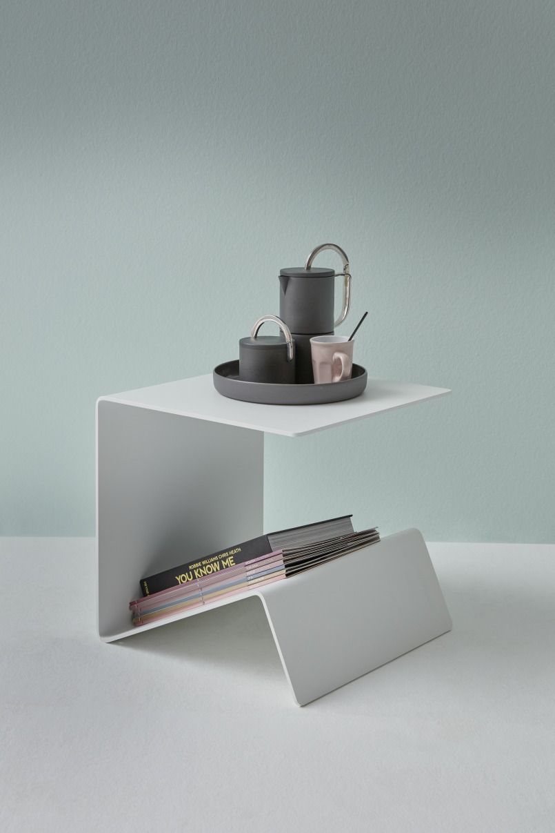 Weißer Buk Beistelltisch von Müller Möbelwerkstätten mit Teegeschirr und Büchern, modernes Design.