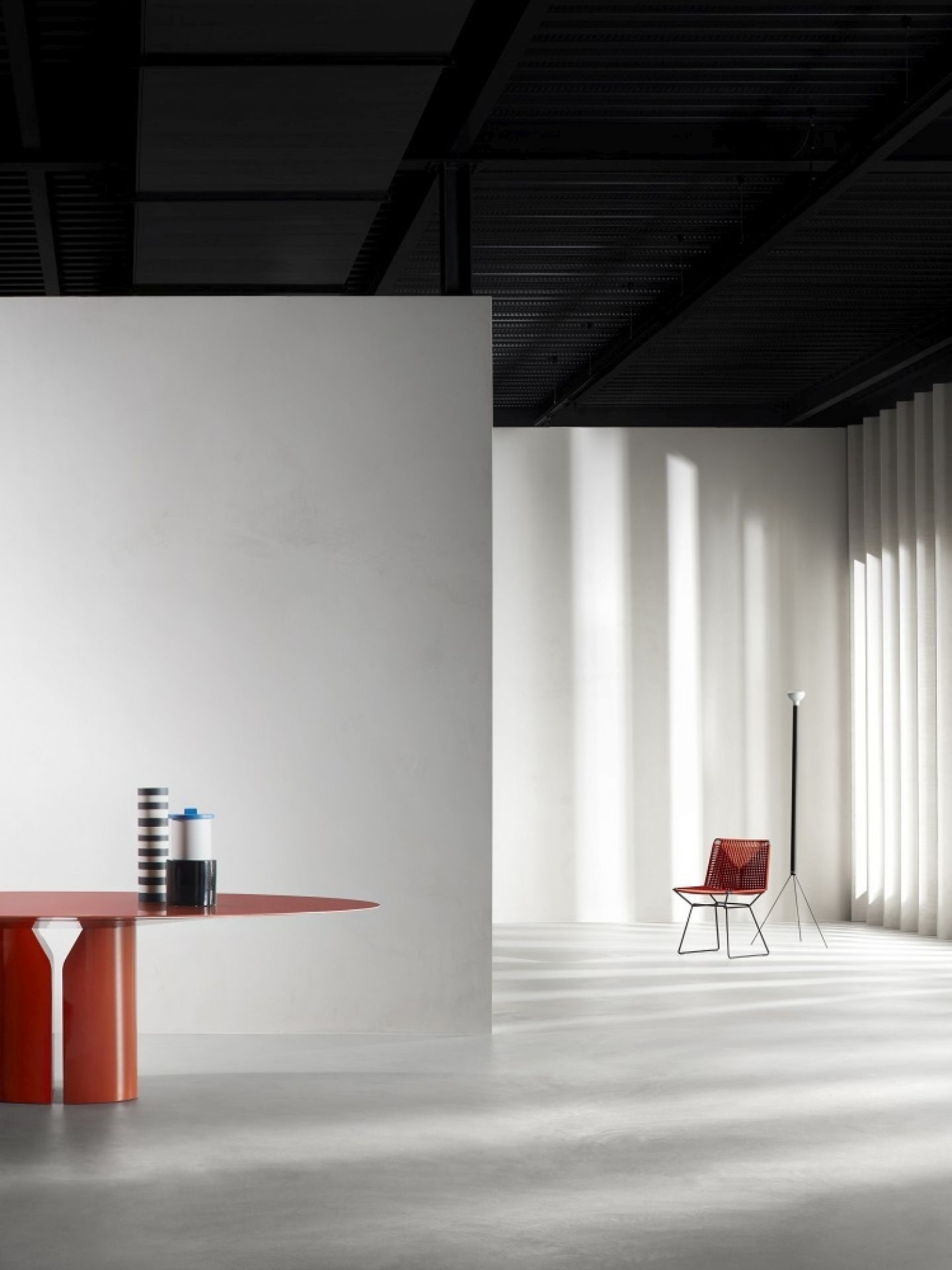 NVL Table von MDF Italia: Runder Esstisch in Rot mit minimalistischem Design.