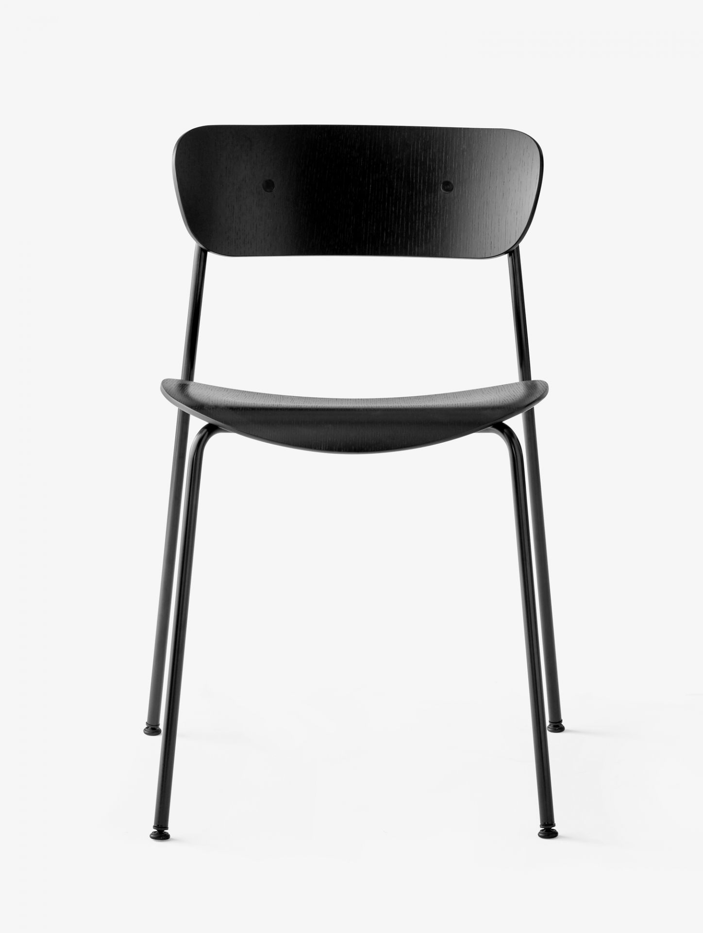 Schwarzer Pavilion AV1 Stuhl von AndTradition, minimalistisches Design mit Holz und filigranem Metallgestell.